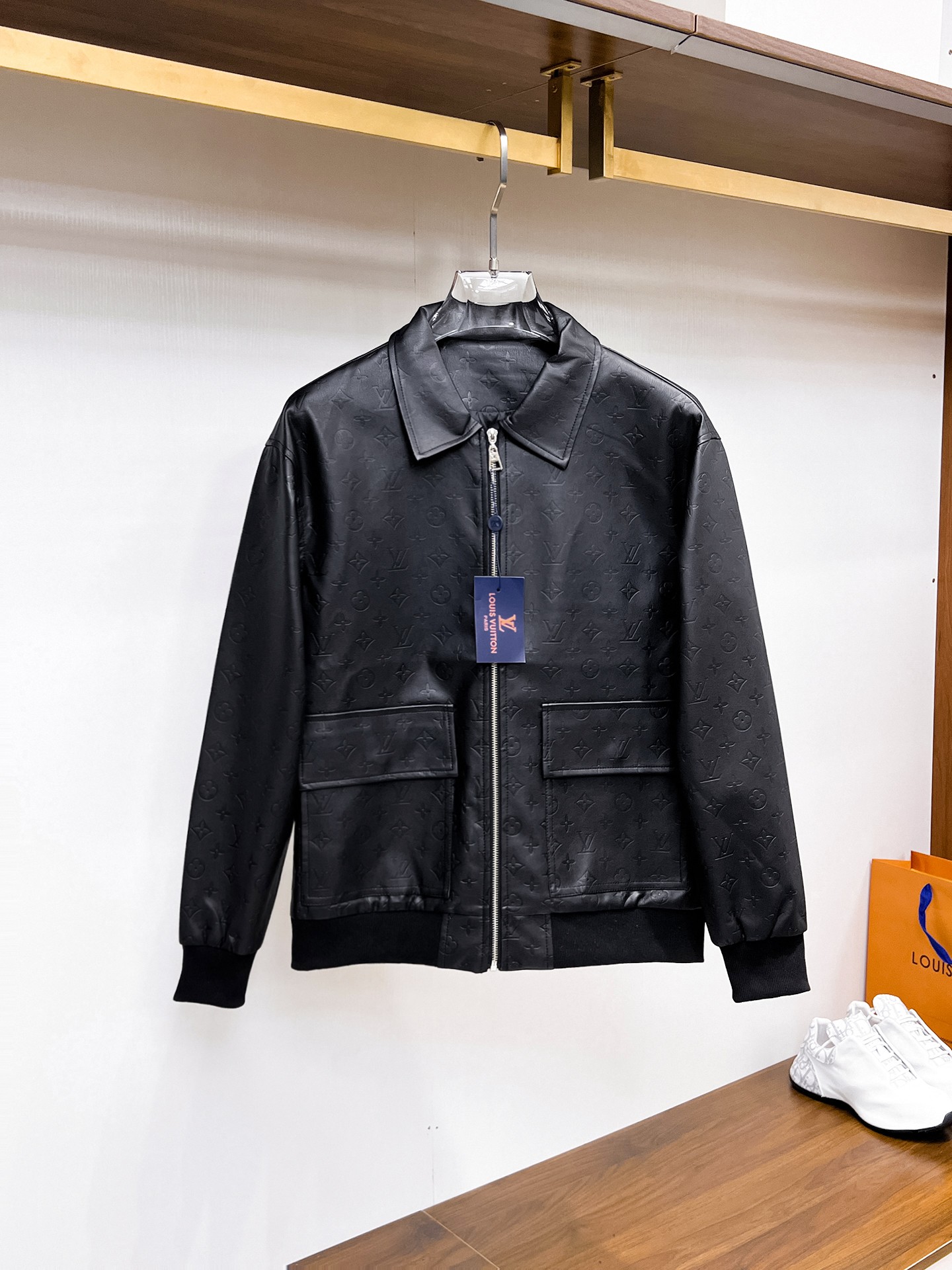 NO:132355,The same model on the official website of LV, complete three standards, and is released in advance. 2025ss Spring New Men's Leather Jacket Jacket, double-sided original single three standards, high-end version. Customized counter fabrics, breathable and comfortable, impeccable details, brand elements design concept, reflect high quality. The feel is delicate and soft, presents casual cut, and the upper body style is superb. Number of sizes M~3XL, maximum wear 195 kilograms, louis vuitton, jackets & coats, jackets & coats, leather jacket, alexander wang19860909LV 官网同款,三标齐全,提前发售 2025ss开春新款男士皮衣夹克外套,双面穿原单三标齐全高端版本 专柜定制面料 透气舒适度高,细节无可挑剔,品牌元素设计理念,体现高品质.手感细腻柔软 呈现休闲裁剪,上身版型超赞 码数M～3XL,最大穿195斤,,louis vuitton,jackets & coats,jackets & coats,leather jacket,alexander wang,Men's clothing