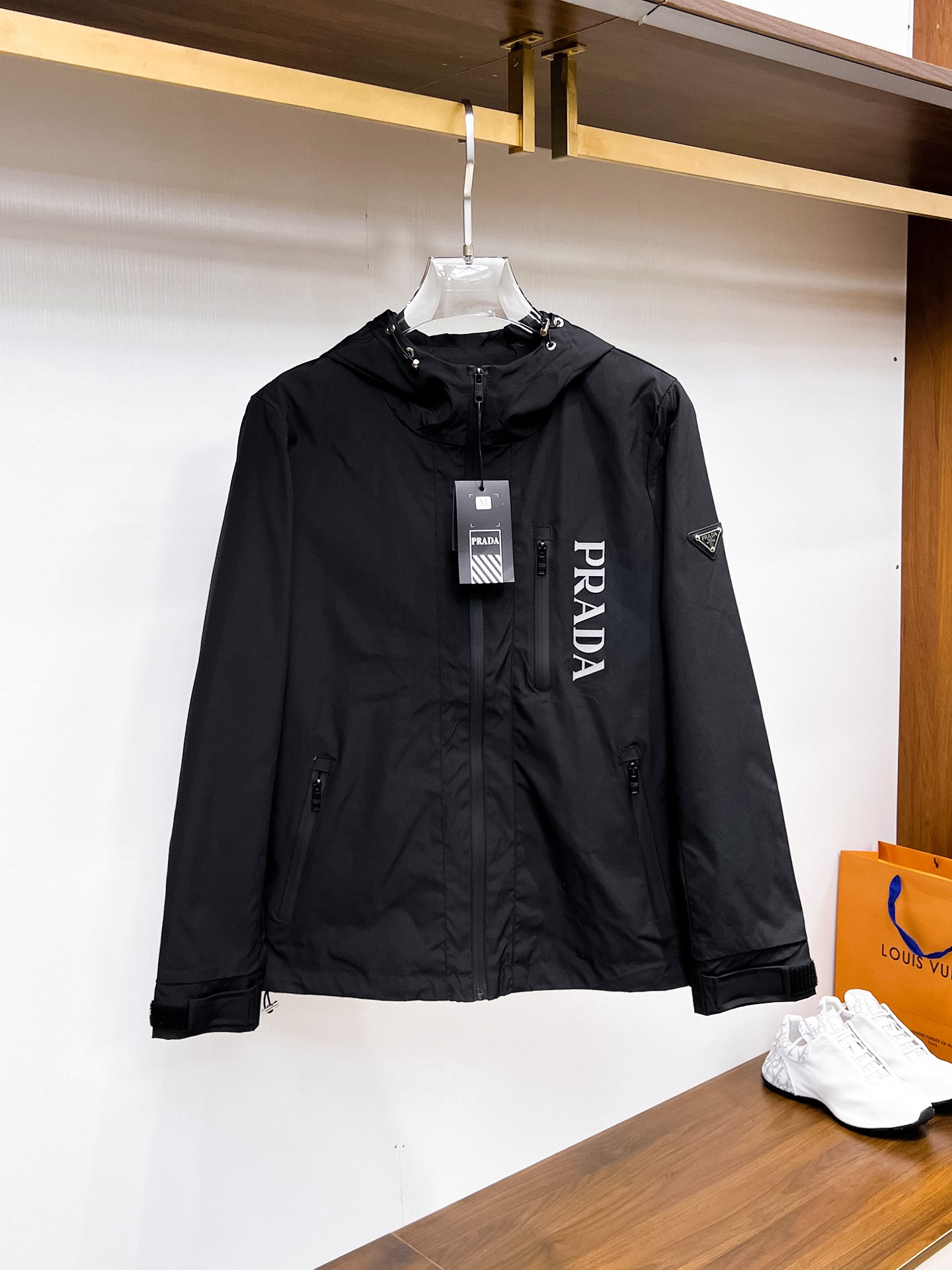 NO:132357,Prada's official website has the same style, complete three standards, and is available in advance. 2025ss Spring New Men's Jacket Jacket, double-sided original single three standards, high-end version, customized counter fabric, breathable and comfortable, impeccable details, brand element design concept, reflecting high quality. The feel is delicate and soft, presents casual cut, and the upper body style is superb. The number of sizes M~3XL, maximum wear 195 catties, prada, jackets & coats, jackets & coats, alexander wang19860909普拉达 官网同款,三标齐全,提前发售 2025ss开春新款男士夹克外套,双面穿原单三标齐全高端版本 专柜定制面料 透气舒适度高,细节无可挑剔,品牌元素设计理念,体现高品质.手感细腻柔软 呈现休闲裁剪,上身版型超赞 码数M～3XL,最大穿195斤,,prada,jackets & coats,jackets & coats,alexander wang,Men's clothing