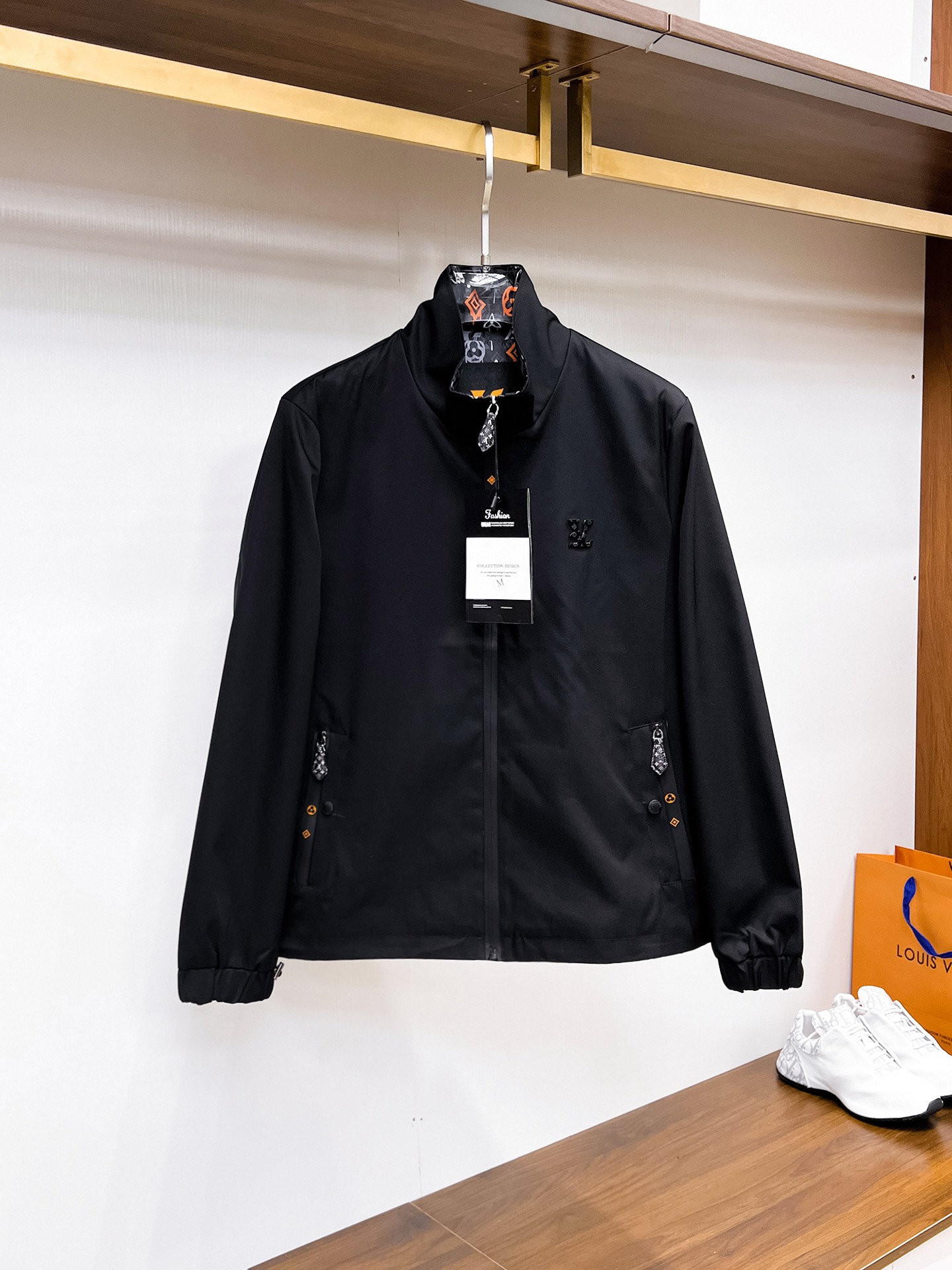 NO:132359,The same style on the official website, complete three standards, and is released in advance. 2025ss Spring New Men's Jacket Jacket, double-sided original single three standards, high-end version. Customized counter fabric, breathable and comfortable, impeccable details, brand element design concept, reflecting high quality. The feel is delicate and soft, presents casual cut, and the upper body style is superb. The number of sizes M~3XL, maximum wear 195 kilograms, louis vuitton, jackets & coats, jackets & coats, alexander wang19860909LV 官网同款,三标齐全,提前发售 2025ss开春新款男士夹克外套,双面穿原单三标齐全高端版本 专柜定制面料 透气舒适度高,细节无可挑剔,品牌元素设计理念,体现高品质.手感细腻柔软 呈现休闲裁剪,上身版型超赞 码数M～3XL,最大穿195斤,,louis vuitton,jackets & coats,jackets & coats,alexander wang,Men's clothing