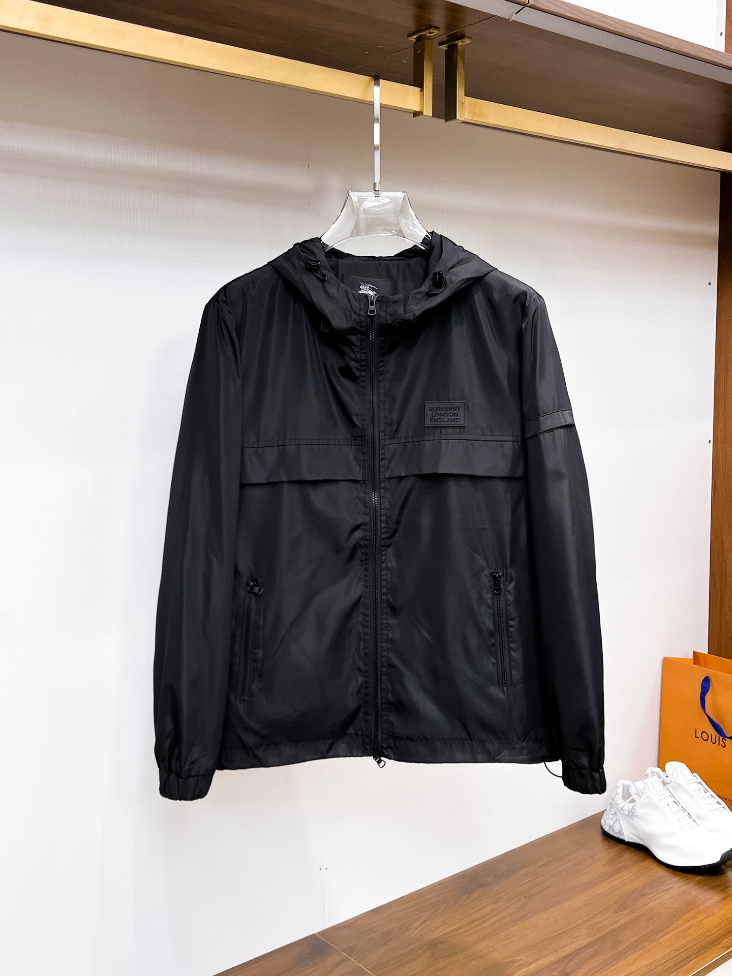 NO:132361,Burberry's official website has the same style, complete three standards, and is available in advance. 2025ss Spring New Men's Jacket Jacket, double-sided original single three standards, high-end version, customized counter fabric, breathable and comfortable, impeccable details, brand element design concept, reflecting high quality. The feel is delicate and soft, presents casual cut, and the upper body style is superb. The number of sizes M~3XL, maximum wear 195 catties, burberry, jackets & coats, jackets & coats, alexander wang19860909巴宝莉 官网同款,三标齐全,提前发售 2025ss开春新款男士夹克外套,双面穿原单三标齐全高端版本 专柜定制面料 透气舒适度高,细节无可挑剔,品牌元素设计理念,体现高品质.手感细腻柔软 呈现休闲裁剪,上身版型超赞 码数M～3XL,最大穿195斤,,burberry,jackets & coats,jackets & coats,alexander wang,Men's clothing