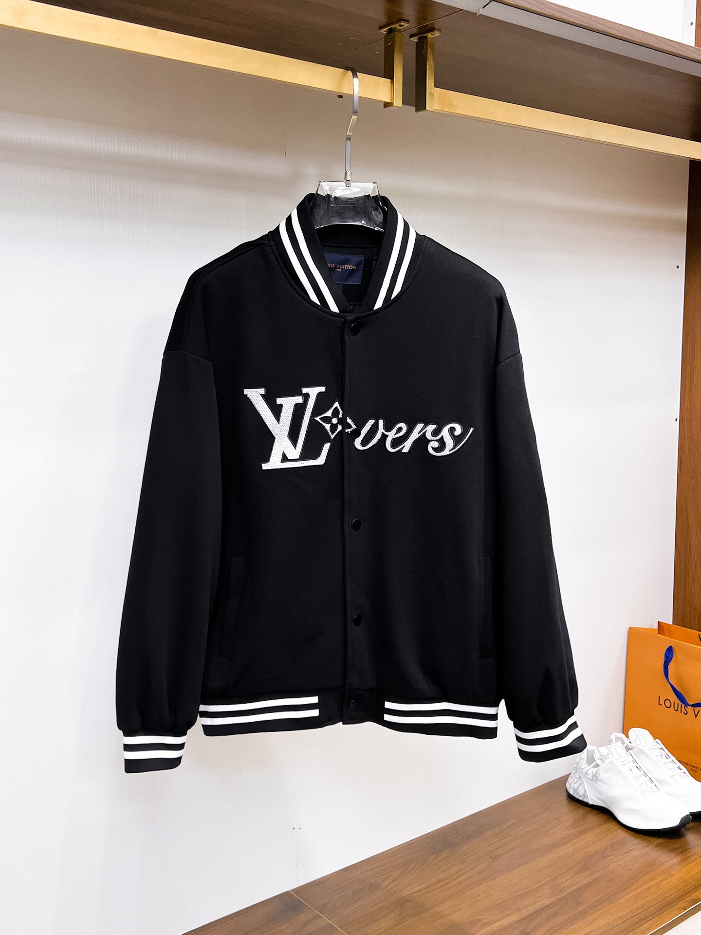 NO:132363,The same style on the official website, complete three standards, and is released in advance. 2025ss Spring New Men's Jacket Jacket, double-sided original single three standards, high-end version. Customized counter fabric, breathable and comfortable, impeccable details, brand element design concept, reflecting high quality. The feel is delicate and soft, presents casual cut, and the upper body style is superb. The number of sizes M~3XL, maximum wear 195 kilograms, louis vuitton, jackets & coats, jackets & coats, alexander wang19860909LV 官网同款,三标齐全,提前发售 2025ss开春新款男士夹克外套,双面穿原单三标齐全高端版本 专柜定制面料 透气舒适度高,细节无可挑剔,品牌元素设计理念,体现高品质.手感细腻柔软 呈现休闲裁剪,上身版型超赞 码数M～3XL,最大穿195斤,,louis vuitton,jackets & coats,jackets & coats,alexander wang,Men's clothing