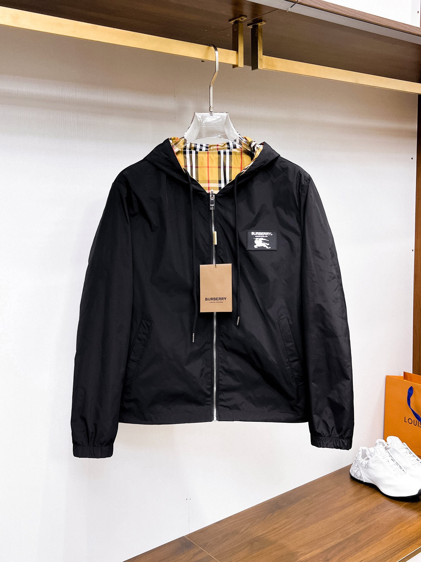 NO:132365,Burberry's official website has the same style, complete three standards, and is released in advance. 2025ss Spring New Men's Double-Side Jacket, Double-Side Wearing Original Single Three-Side High-end Version, Customized Counter Fabric, High Breathable Comfort, Improper Details, Brand Element Design Concept, High Quality. Delicate and Soft Hands, Presenting Casual Cut, Excellent Top Body Style, Number M~3XL, Maximum Wearing 195kg, Burberry, Jackets & Coats, Jackets & Coats, Alexander Wang19860909巴宝莉 官网同款,三标齐全,提前发售 2025ss开春新款男士双面夹克外套,双面穿原单三标齐全高端版本 专柜定制面料 透气舒适度高,细节无可挑剔,品牌元素设计理念,体现高品质.手感细腻柔软 呈现休闲裁剪,上身版型超赞 码数M～3XL,最大穿195斤,,burberry,jackets & coats,jackets & coats,alexander wang,Men's clothing