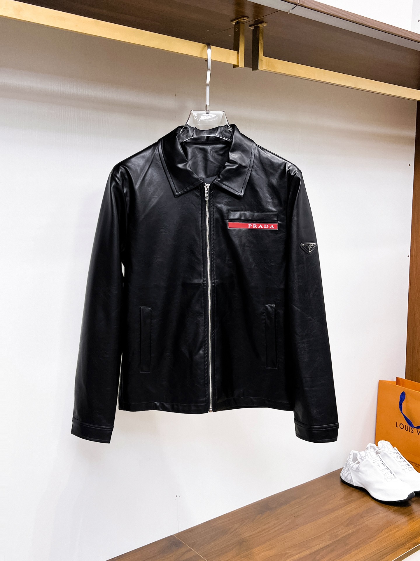 NO:132348,Prada's official website has the same style, complete three standards, and is available in advance. 2025ss Spring New Men's Leather Jacket Jacket, double-sided original single three standards, high-end version, customized counter fabric, breathable and comfortable, impeccable details, brand element design concept, reflecting high quality. The feel is delicate and soft, presents casual cut, and the upper body style is superb. The number of sizes M~3XL, maximum wear 195 catties, prada, jackets & coats, jackets & coats, leather jacket, alexander wang19860909普拉达 官网同款,三标齐全,提前发售 2025ss开春新款男士皮衣夹克外套,双面穿原单三标齐全高端版本 专柜定制面料 透气舒适度高,细节无可挑剔,品牌元素设计理念,体现高品质.手感细腻柔软 呈现休闲裁剪,上身版型超赞 码数M～3XL,最大穿195斤,,prada,jackets & coats,jackets & coats,leather jacket,alexander wang,Men's clothing