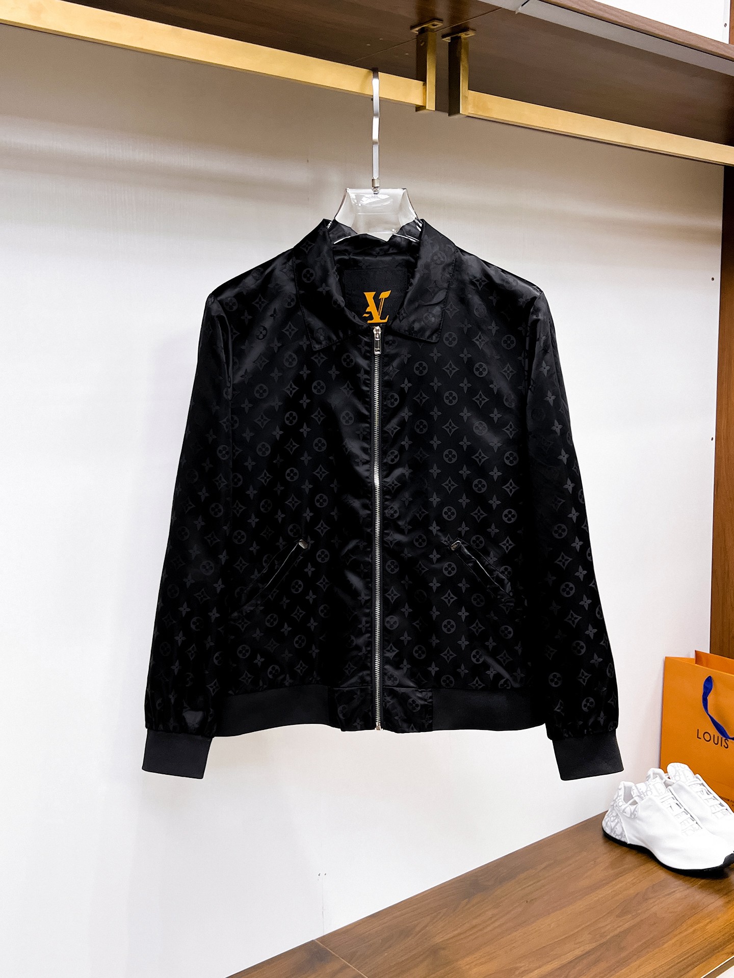 NO:937793,Same style as LV official website, complete with three labels, on sale in advance. 2026ss new autumn men's jacket, reversible original single with three labels, high-end version. Custom-made fabrics at the counter. Highly breathable and comfortable, impeccable details, brand element design concept, reflecting high quality. Delicate and soft feel. Casual tailoring, excellent upper body shape. Size M～3XL, maximum weight, Louis Vuitton, jackets & coats,jackets & coats,19860909LV 官网同款,三标齐全,提前发售 2026ss开秋新款男士夹克外套,双面穿原单三标齐全高端版本 专柜定制面料 透气舒适度高,细节无可挑剔,品牌元素设计理念,体现高品质.手感细腻柔软 呈现休闲裁剪,上身版型超赞 码数M～3XL,最大穿斤,,louis vuitton,jackets & coats,jackets & coats,,Men's clothing