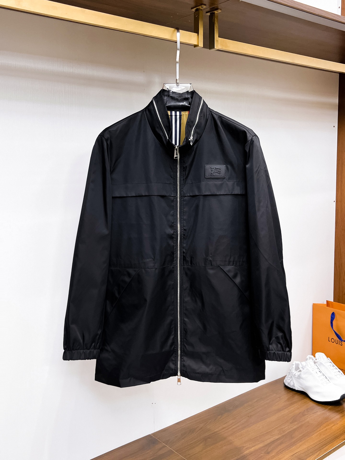 NO:937795,The same style as Burberry's official website, complete with three labels, on sale in advance. 2026ss new men's jacket for autumn, reversible original single with three labels, high-end version. Custom-made fabrics at the counter. Highly breathable and comfortable, impeccable details, brand element design concept, reflecting high quality. Delicate and soft feel. Casual tailoring, excellent upper body shape. Size M～3XL, maximum weight,,burberry,jackets & coats,jackets & coats,19860909巴宝莉 官网同款,三标齐全,提前发售 2026ss开秋新款男士夹克外套,双面穿原单三标齐全高端版本 专柜定制面料 透气舒适度高,细节无可挑剔,品牌元素设计理念,体现高品质.手感细腻柔软 呈现休闲裁剪,上身版型超赞 码数M～3XL,最大穿斤,,burberry,jackets & coats,jackets & coats,,Men's clothing