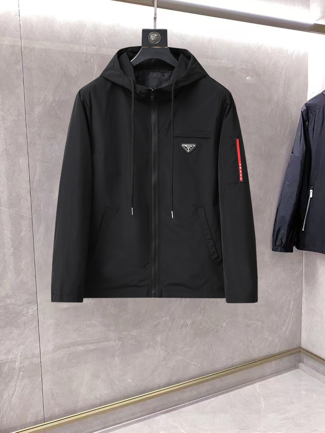 NO:861894,Prada official website same style, complete with three labels, on sale in advance. 2026ss new spring men's jacket, double-sided original single with three labels, high-end version. Custom-made fabrics at the counter. Highly breathable and comfortable, impeccable details, brand element design concept, reflecting high quality. Delicate and soft feel. Casual tailoring, excellent upper body shape. Size M～3XL, maximum wearing capacity is 195 catties., prada, jackets & coats, jackets & coats,19860909普拉达 官网同款,三标齐全,提前发售 2026ss开春新款男士夹克外套,双面穿原单三标齐全高端版本 专柜定制面料 透气舒适度高,细节无可挑剔,品牌元素设计理念,体现高品质.手感细腻柔软 呈现休闲裁剪,上身版型超赞 码数M～3XL,最大穿195斤,,prada,jackets & coats,jackets & coats,,Men's clothing