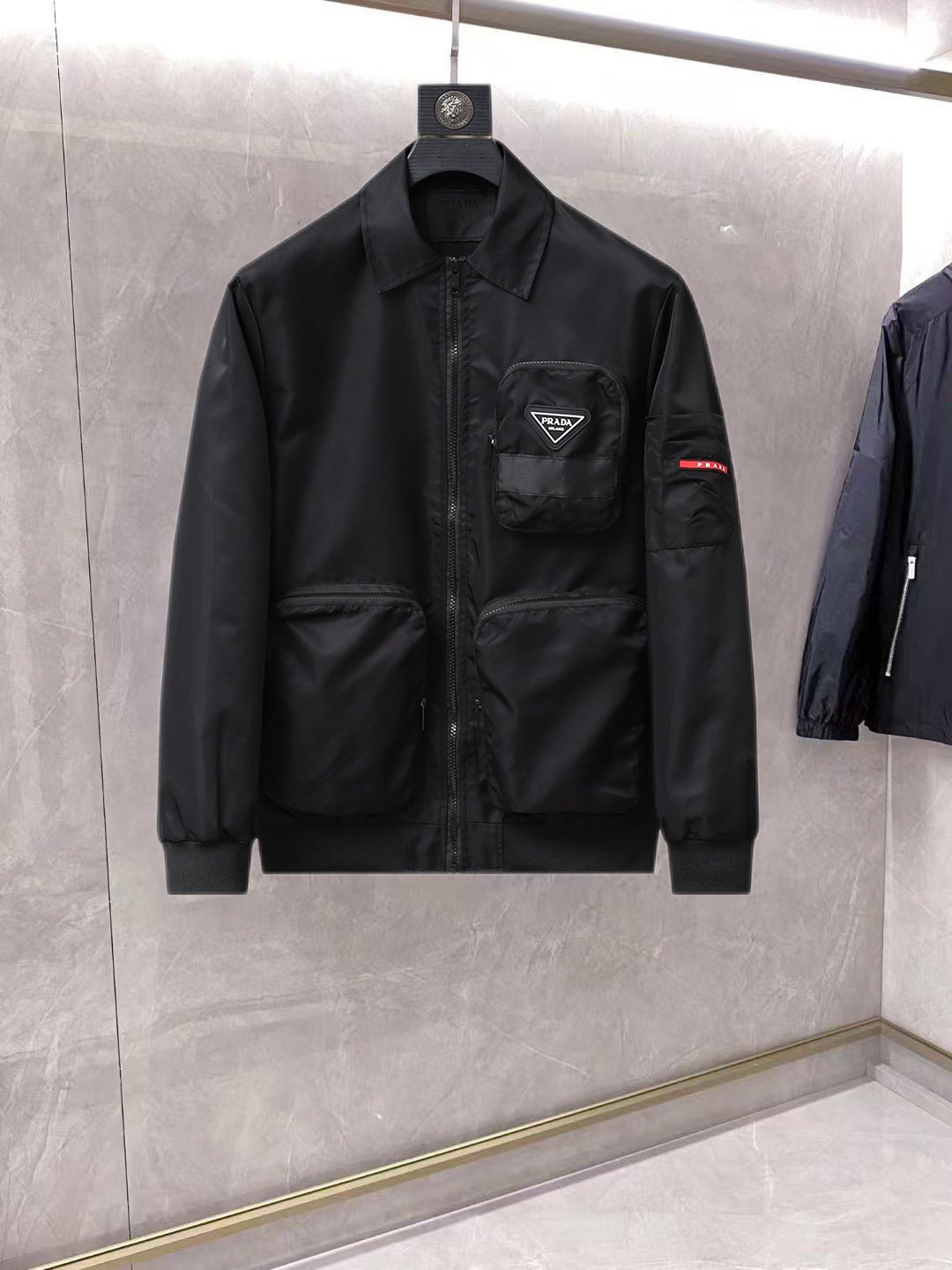 NO:861920,Prada official website same style, complete with three labels, on sale in advance. 2026ss new spring men's jacket, double-sided original single with three labels, high-end version. Custom-made fabrics at the counter. Highly breathable and comfortable, impeccable details, brand element design concept, reflecting high quality. Delicate and soft feel. Casual tailoring, excellent upper body shape. Size M～3XL, maximum wearing capacity is 195 catties., prada, jackets & coats, jackets & coats,19860909普拉达 官网同款,三标齐全,提前发售 2026ss开春新款男士夹克外套,双面穿原单三标齐全高端版本 专柜定制面料 透气舒适度高,细节无可挑剔,品牌元素设计理念,体现高品质.手感细腻柔软 呈现休闲裁剪,上身版型超赞 码数M～3XL,最大穿195斤,,prada,jackets & coats,jackets & coats,,Men's clothing