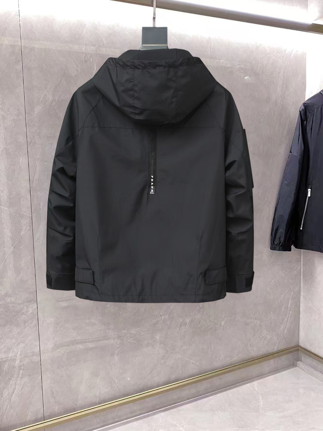 NO:861946,Prada official website same style, complete with three labels, on sale in advance. 2026ss new spring men's jacket, double-sided original single with three labels, high-end version. Custom-made fabrics at the counter. Highly breathable and comfortable, impeccable details, brand element design concept, reflecting high quality. Delicate and soft feel. Casual tailoring, excellent upper body shape. Size M～3XL, maximum wearing capacity is 195 catties., prada, jackets & coats, jackets & coats,19860909普拉达 官网同款,三标齐全,提前发售 2026ss开春新款男士夹克外套,双面穿原单三标齐全高端版本 专柜定制面料 透气舒适度高,细节无可挑剔,品牌元素设计理念,体现高品质.手感细腻柔软 呈现休闲裁剪,上身版型超赞 码数M～3XL,最大穿195斤,,prada,jackets & coats,jackets & coats,,Men's clothing