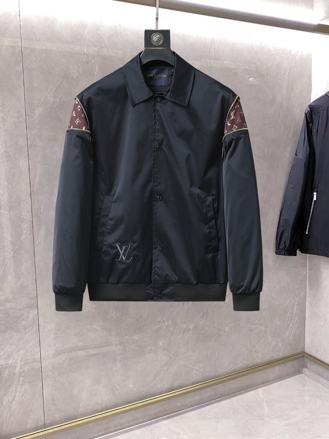 NO:861958,The same style as the LV official website, complete with three labels, sold in advance. 2026ss new spring men's jacket, reversible original single with three labels, high-end version. Custom-made fabrics at the counter. Highly breathable and comfortable, impeccable details, brand element design concept, reflecting high quality. Delicate and soft feel. Casual tailoring, excellent upper body shape. Size M~3XL, maximum wearing capacity is 195 pounds. Louis vuitton, jackets & coats,jackets & coats,19860909LV 官网同款,三标齐全,提前发售 2026ss开春新款男士夹克外套,双面穿原单三标齐全高端版本 专柜定制面料 透气舒适度高,细节无可挑剔,品牌元素设计理念,体现高品质.手感细腻柔软 呈现休闲裁剪,上身版型超赞 码数M～3XL,最大穿195斤,,louis vuitton,jackets & coats,jackets & coats,,Men's clothing