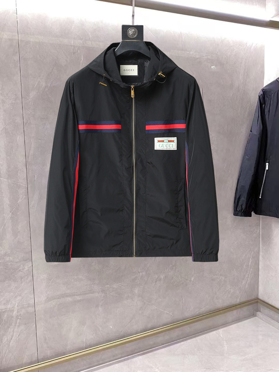NO:861843,Same style as Gucci's official website, complete with three labels, on sale in advance. 2026ss new spring men's jacket, reversible original single with three labels, high-end version. Custom-made fabrics at the counter. Highly breathable and comfortable, impeccable details, brand element design concept, reflecting high quality. Delicate and soft feel. Casual tailoring, excellent upper body shape. Size M~3XL, maximum wear 195 catties,,jackets & coats,jackets & coats,19860909古奇 官网同款,三标齐全,提前发售 2026ss开春新款男士夹克外套,双面穿原单三标齐全高端版本 专柜定制面料 透气舒适度高,细节无可挑剔,品牌元素设计理念,体现高品质.手感细腻柔软 呈现休闲裁剪,上身版型超赞 码数M～3XL,最大穿195斤,,jackets & coats,jackets & coats,,Men's clothing