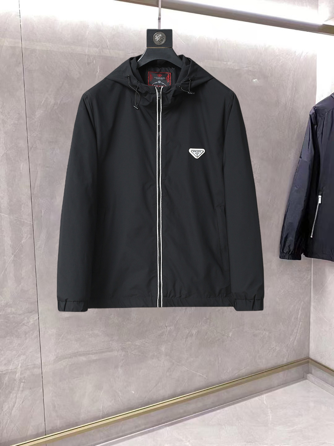 NO:861871,Prada official website same style, complete with three labels, on sale in advance. 2026ss new spring men's jacket, double-sided original single with three labels, high-end version. Custom-made fabrics at the counter. Highly breathable and comfortable, impeccable details, brand element design concept, reflecting high quality. Delicate and soft feel. Casual tailoring, excellent upper body shape. Size M～3XL, maximum wearing capacity is 195 catties., prada, jackets & coats, jackets & coats,19860909普拉达 官网同款,三标齐全,提前发售 2026ss开春新款男士夹克外套,双面穿原单三标齐全高端版本 专柜定制面料 透气舒适度高,细节无可挑剔,品牌元素设计理念,体现高品质.手感细腻柔软 呈现休闲裁剪,上身版型超赞 码数M～3XL,最大穿195斤,,prada,jackets & coats,jackets & coats,,Men's clothing