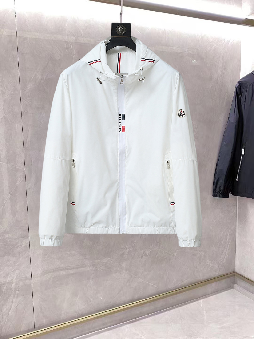 NO:861884,Mengkou The same style as the official website, complete with three labels, on sale in advance. 2026ss new spring men's jacket, double-sided original single with three labels, high-end version. Custom-made fabrics at the counter. High breathability and comfort, impeccable details, brand element design concept, reflecting high quality. Delicate and soft feel. Casual tailoring, excellent upper body size. Size M~3XL, maximum wearing capacity is 195 pounds. Moncler, jackets & coats, jackets & coats,19860909蒙口 官网同款,三标齐全,提前发售 2026ss开春新款男士夹克外套,双面穿原单三标齐全高端版本 专柜定制面料 透气舒适度高,细节无可挑剔,品牌元素设计理念,体现高品质.手感细腻柔软 呈现休闲裁剪,上身版型超赞 码数M～3XL,最大穿195斤,,Moncler,jackets & coats,jackets & coats,,Men's clothing