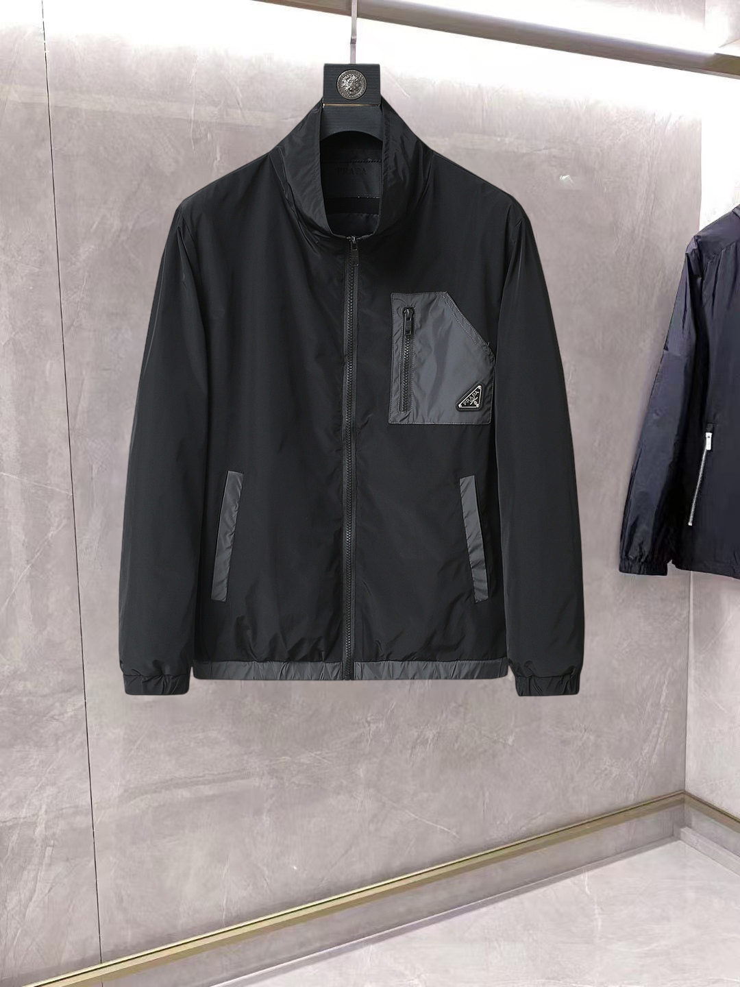 NO:861897,Prada official website same style, complete with three labels, on sale in advance. 2026ss new spring men's jacket, double-sided original single with three labels, high-end version. Custom-made fabrics at the counter. Highly breathable and comfortable, impeccable details, brand element design concept, reflecting high quality. Delicate and soft feel. Casual tailoring, excellent upper body shape. Size M～3XL, maximum wearing capacity is 195 catties., prada, jackets & coats, jackets & coats,19860909普拉达 官网同款,三标齐全,提前发售 2026ss开春新款男士夹克外套,双面穿原单三标齐全高端版本 专柜定制面料 透气舒适度高,细节无可挑剔,品牌元素设计理念,体现高品质.手感细腻柔软 呈现休闲裁剪,上身版型超赞 码数M～3XL,最大穿195斤,,prada,jackets & coats,jackets & coats,,Men's clothing