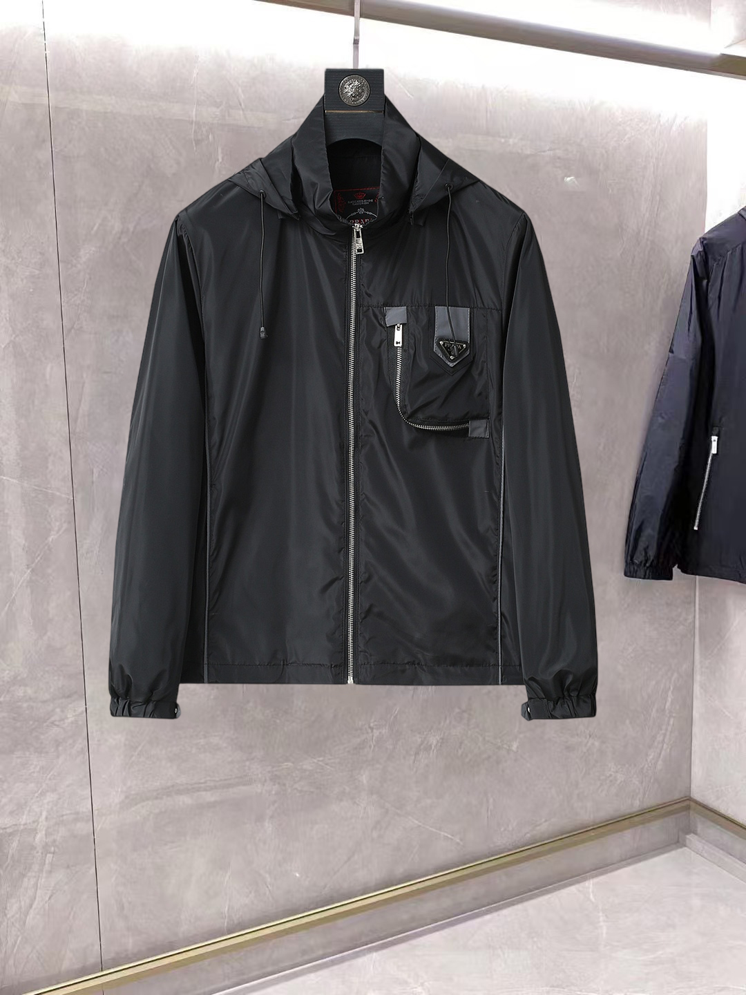 NO:861948,Prada official website same style, complete with three labels, on sale in advance. 2026ss new spring men's jacket, double-sided original single with three labels, high-end version. Custom-made fabrics at the counter. Highly breathable and comfortable, impeccable details, brand element design concept, reflecting high quality. Delicate and soft feel. Casual tailoring, excellent upper body shape. Size M～3XL, maximum wearing capacity is 195 catties., prada, jackets & coats, jackets & coats,19860909普拉达 官网同款,三标齐全,提前发售 2026ss开春新款男士夹克外套,双面穿原单三标齐全高端版本 专柜定制面料 透气舒适度高,细节无可挑剔,品牌元素设计理念,体现高品质.手感细腻柔软 呈现休闲裁剪,上身版型超赞 码数M～3XL,最大穿195斤,,prada,jackets & coats,jackets & coats,,Men's clothing