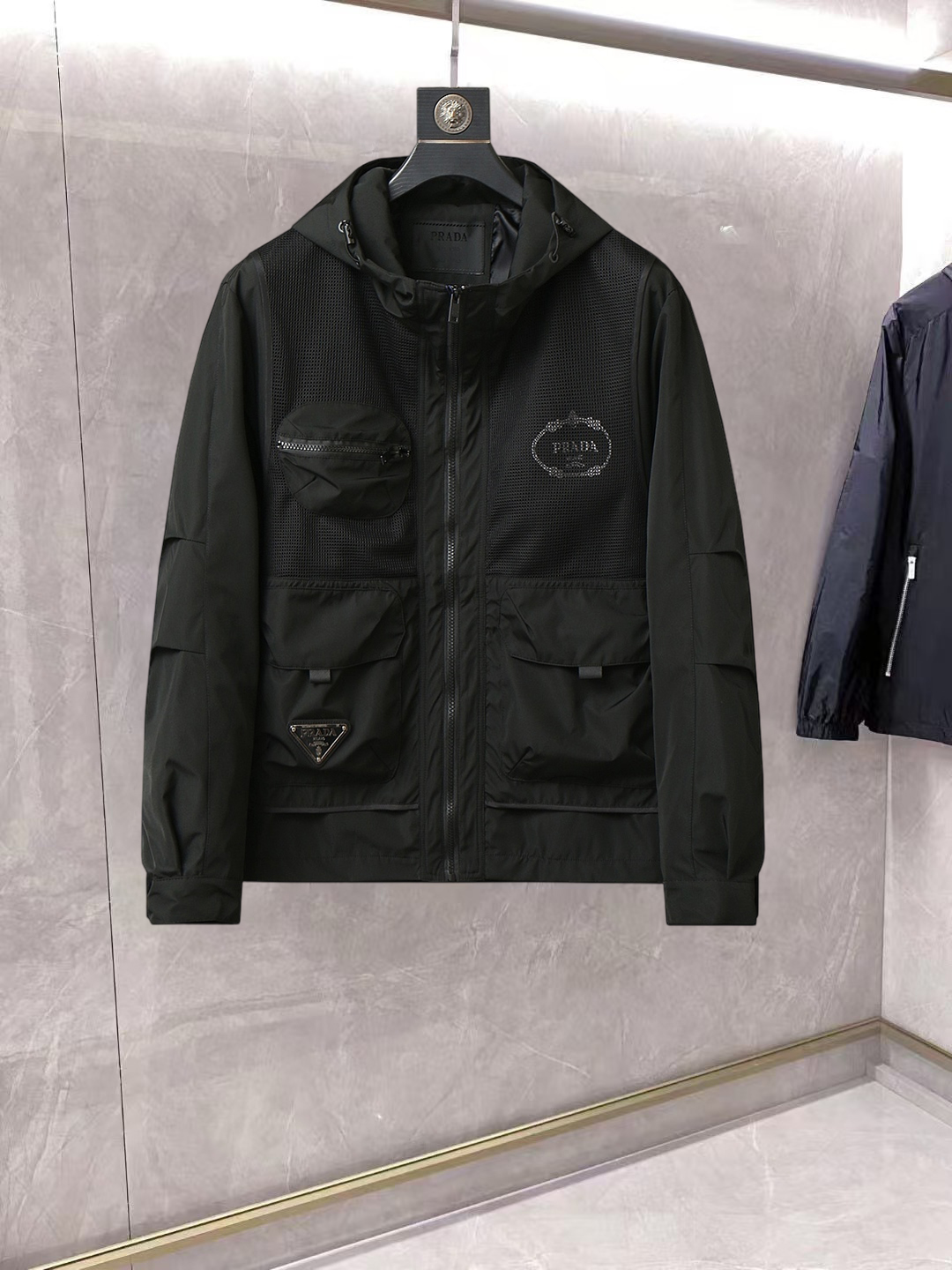 NO:861921,Prada official website same style, complete with three labels, on sale in advance. 2026ss new spring men's jacket, double-sided original single with three labels, high-end version. Custom-made fabrics at the counter. Highly breathable and comfortable, impeccable details, brand element design concept, reflecting high quality. Delicate and soft feel. Casual tailoring, excellent upper body shape. Size M～3XL, maximum wearing capacity is 195 catties., prada, jackets & coats, jackets & coats,19860909普拉达 官网同款,三标齐全,提前发售 2026ss开春新款男士夹克外套,双面穿原单三标齐全高端版本 专柜定制面料 透气舒适度高,细节无可挑剔,品牌元素设计理念,体现高品质.手感细腻柔软 呈现休闲裁剪,上身版型超赞 码数M～3XL,最大穿195斤,,prada,jackets & coats,jackets & coats,,Men's clothing