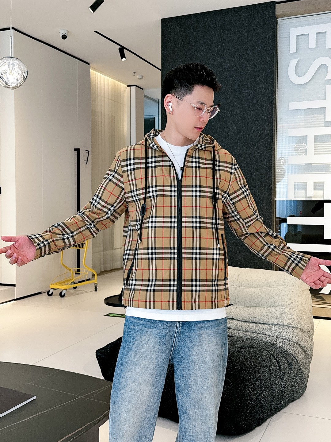 NO:139356,Burberry's official website has the same style, complete three standards, and is available in advance. 2025ss Spring New Men's Jacket Jacket, double-sided original single three standards, high-end version, customized counter fabric, breathable and comfortable, impeccable details, brand element design concept, reflecting high quality. The feel is delicate and soft, presents casual cut, and the upper body style is superb. The number of sizes M~3XL, maximum wear 195 catties, burberry, jackets & coats, jackets & coats, alexander wang19860909巴宝莉 官网同款,三标齐全,提前发售 2025ss开春新款男士夹克外套,双面穿原单三标齐全高端版本 专柜定制面料 透气舒适度高,细节无可挑剔,品牌元素设计理念,体现高品质.手感细腻柔软 呈现休闲裁剪,上身版型超赞 码数M～3XL,最大穿195斤,,burberry,jackets & coats,jackets & coats,alexander wang,Men's clothing