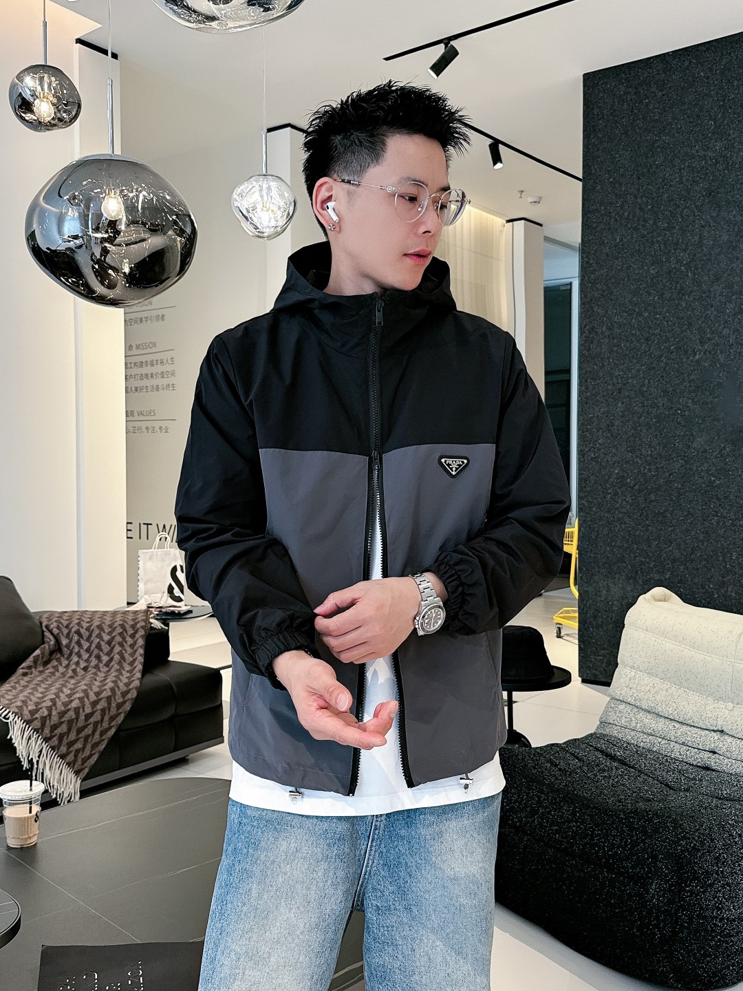 NO:139374,Prada's official website has the same style, complete three standards, and is available in advance. 2025ss Spring New Men's Jacket Jacket, double-sided original single three standards, high-end version, customized counter fabric, breathable and comfortable, impeccable details, brand element design concept, reflecting high quality. The feel is delicate and soft, presents casual cut, and the upper body style is superb. The number of sizes M~3XL, maximum wear 195 catties, prada, jackets & coats, jackets & coats, alexander wang19860909普拉达 官网同款,三标齐全,提前发售 2025ss开春新款男士夹克外套,双面穿原单三标齐全高端版本 专柜定制面料 透气舒适度高,细节无可挑剔,品牌元素设计理念,体现高品质.手感细腻柔软 呈现休闲裁剪,上身版型超赞 码数M～3XL,最大穿195斤,,prada,jackets & coats,jackets & coats,alexander wang,Men's clothing