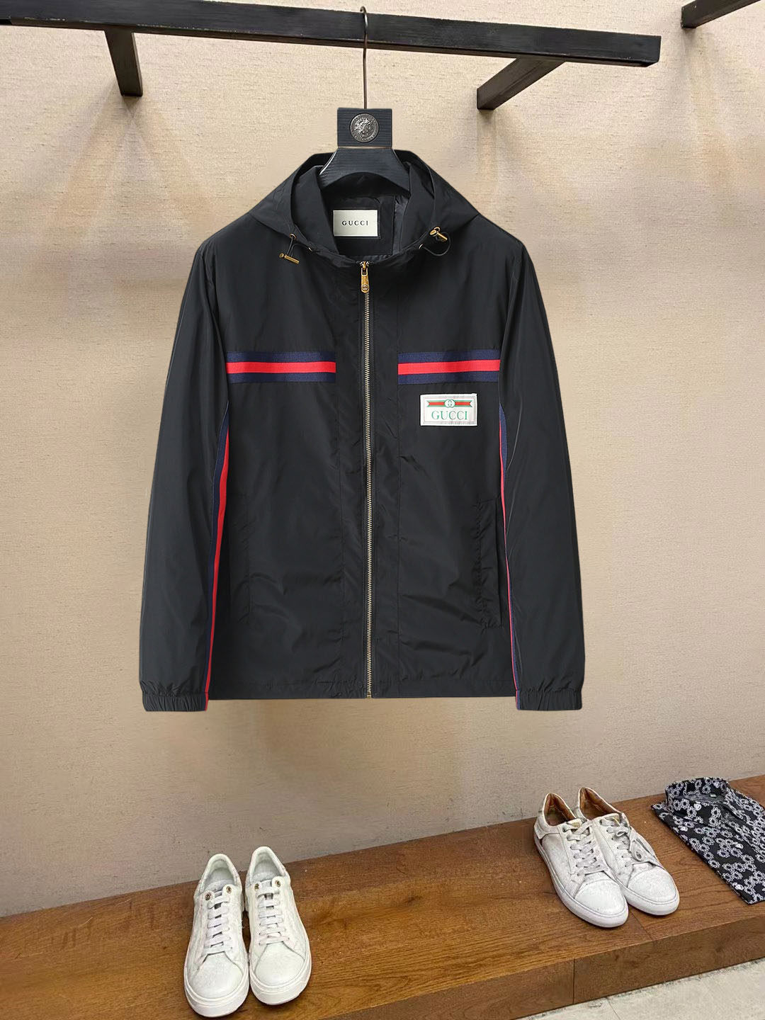 NO:862581,Gucci (high-end quality) official website of the same model 2026 early spring new stylish casual hooded jacket, imported original technical fabrics, comfortable and breathable upper body, exquisite hand-embroidered letter logo on the chest, unique design reversible style, digital positioning printing technology on the reverse, highlighting the personality of young people, original hardware accessories, extremely high-grade, handsome upper body!  M-3XL, can be worn up to 200 pounds,,jackets & coats,jackets & coats,hats,19860909古奇（高端品质）官网同款 2026早春新品时尚休闲连帽夹克外套,进口原版科技面料,上身舒适透气,胸前精致手工刺绣工艺字母logo,独特设计两面穿风格,反面数码定位印花工艺,彰显了年轻人的个性,原版五金辅料,档次极高,上身帅气十足！M-3XL,最大穿到200斤,,jackets & coats,jackets & coats,hats,,Men's clothing
