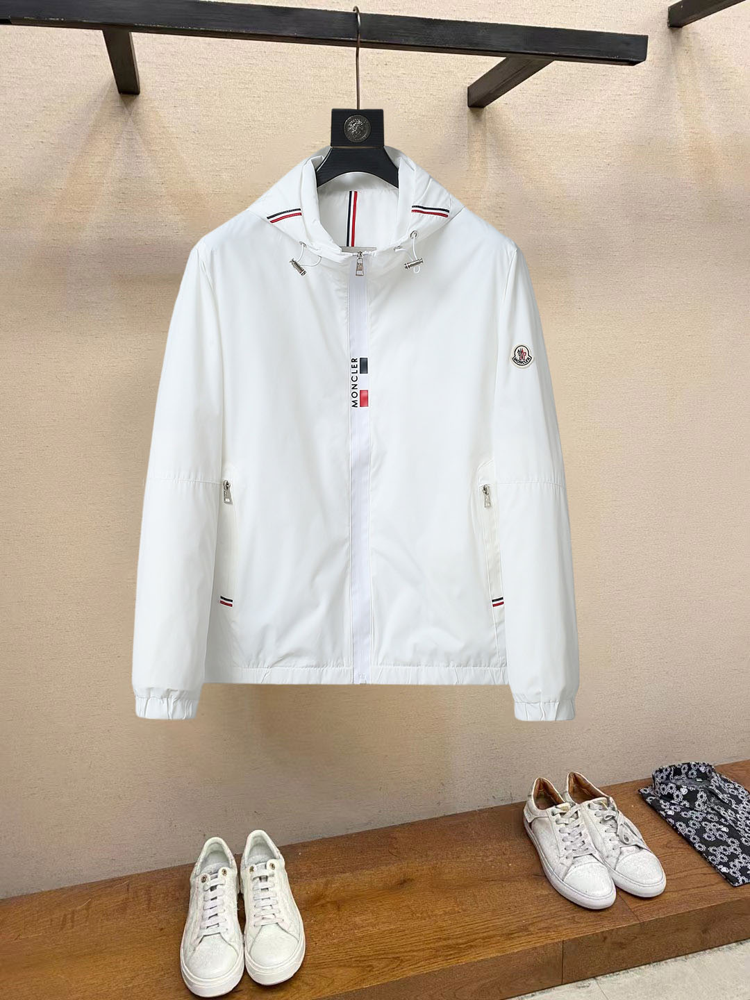 NO:861482,Mengkou (high-end quality) official website of the same model 2026 early spring new stylish casual hooded jacket, imported original technical fabrics, comfortable and breathable upper body, exquisite hand-embroidered letter logo on the chest, unique design reversible style, digital positioning printing technology on the reverse, highlighting the personality of young people, original hardware accessories, extremely high grade, handsome upper body!  M-3XL, can be worn up to 200 pounds,,Moncler,jackets & coats,jackets & coats,hats,19860909蒙口（高端品质）官网同款 2026早春新品时尚休闲连帽夹克外套,进口原版科技面料,上身舒适透气,胸前精致手工刺绣工艺字母logo,独特设计两面穿风格,反面数码定位印花工艺,彰显了年轻人的个性,原版五金辅料,档次极高,上身帅气十足！M-3XL,最大穿到200斤,,Moncler,jackets & coats,jackets & coats,hats,,Men's clothing