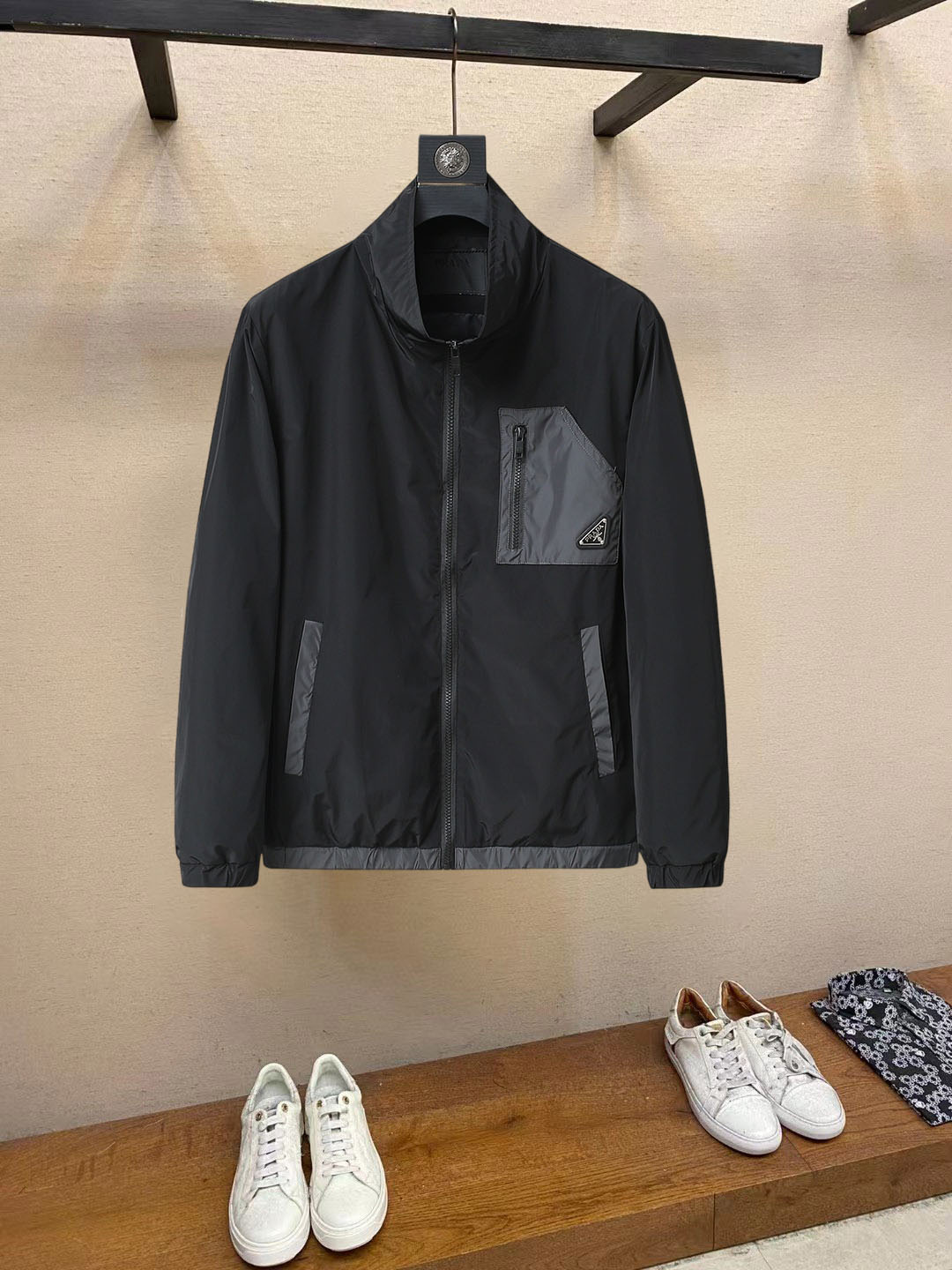 NO:861493,Prada (high-end quality) official website of the same model 2026 early spring new stylish casual jacket, imported original technical fabrics, comfortable and breathable upper body, exquisite hand-embroidered letter logo on the chest, unique design reversible style, digital positioning printing technology on the reverse, highlighting the personality of young people, original hardware accessories, extremely high-grade, handsome upper body!  M-3XL, can be worn up to 200 pounds,, prada, jackets & coats, jackets & coats,19860909普拉达（高端品质）官网同款 2026早春新品时尚休闲夹克外套,进口原版科技面料,上身舒适透气,胸前精致手工刺绣工艺字母logo,独特设计两面穿风格,反面数码定位印花工艺,彰显了年轻人的个性,原版五金辅料,档次极高,上身帅气十足！M-3XL,最大穿到200斤,,prada,jackets & coats,jackets & coats,,Men's clothing
