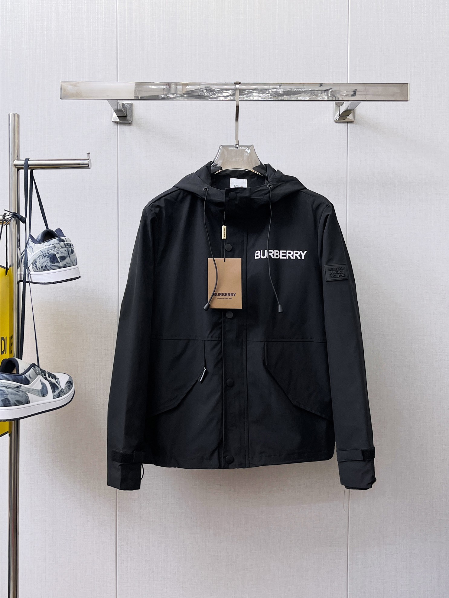NO:949805,The same model on Burberry's official website, complete with three labels, on sale in advance. 2026ss new spring men's jacket, complete with three labels, high-end version of the original order. Custom-made fabrics at the counter. Highly breathable and comfortable, impeccable details, brand element design concept, reflecting high quality. Delicate and soft feel. Casual tailoring, excellent upper body size. Size M~3XL, maximum wear 195 catties,,burberry,jackets & coats,jackets & coats,19860909巴宝莉官网同款,三标齐全,提前发售 2026ss开春新款男士夹克外套,原单三标齐全高端版本 专柜定制面料 透气舒适度高,细节无可挑剔,品牌元素设计理念,体现高品质.手感细腻柔软 呈现休闲裁剪,上身版型超赞 码数M～3XL,最大穿195斤,,burberry,jackets & coats,jackets & coats,,Men's clothing