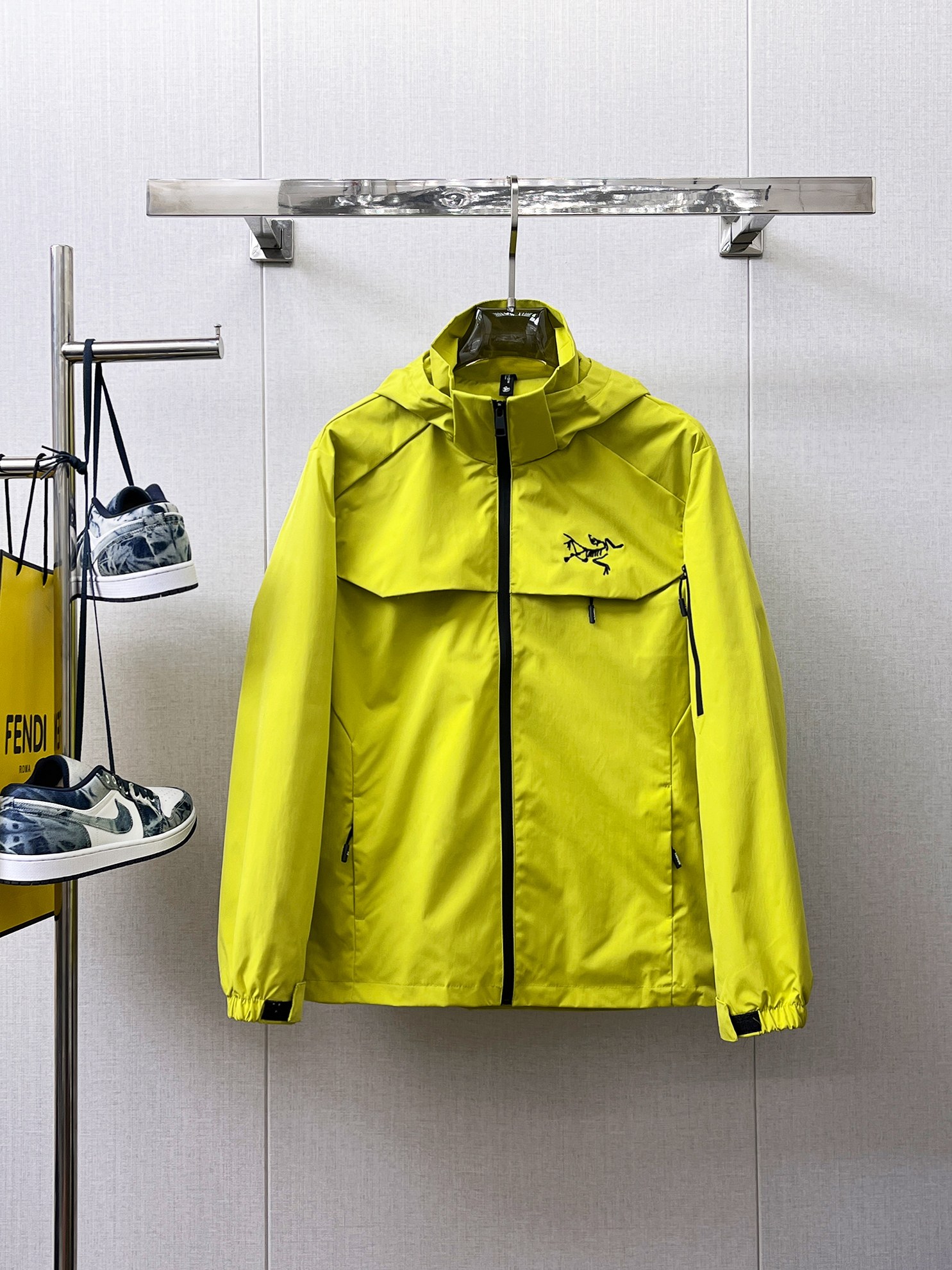 NO:949815,Same style as Arc'teryx official website, complete with three labels, on sale in advance. 2026ss new men's jacket for spring, high-end version with complete three labels of the original order. Custom-made fabrics at the counter. Highly breathable and comfortable, impeccable details, brand element design concept, reflecting high quality. Delicate and soft feel. Casual tailoring, excellent upper body shape. Size M～3XL, maximum wearing capacity is 195 catties. arc'teryx, jackets & coats, jackets & coats,19860909始祖鸟官网同款,三标齐全,提前发售 2026ss开春新款男士夹克外套,原单三标齐全高端版本 专柜定制面料 透气舒适度高,细节无可挑剔,品牌元素设计理念,体现高品质.手感细腻柔软 呈现休闲裁剪,上身版型超赞 码数M～3XL,最大穿195斤,arc'teryx,jackets & coats,jackets & coats,,Men's clothing