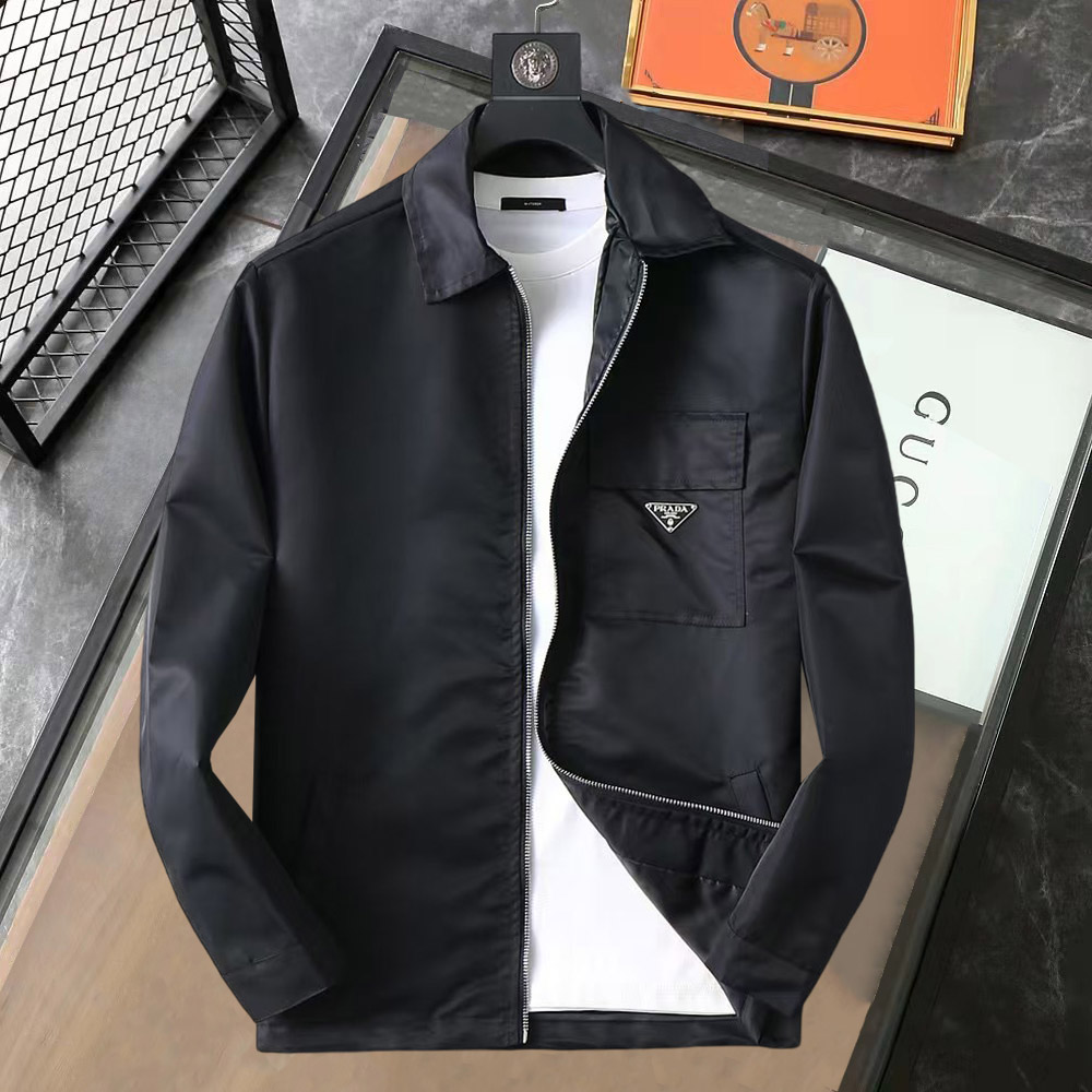 NO:758870,Prada official website same style, complete with three labels, on sale in advance. 2026ss new spring men's jacket, double-sided original single with three labels, high-end version. Custom-made fabrics at the counter. Highly breathable and comfortable, impeccable details, brand element design concept, reflecting high quality. Delicate and soft feel. Casual tailoring, excellent upper body shape. Size M～3XL, maximum wearing capacity is 195 catties., prada, jackets & coats, jackets & coats,19860909普拉达 官网同款,三标齐全,提前发售 2026ss开春新款男士夹克外套,双面穿原单三标齐全高端版本 专柜定制面料 透气舒适度高,细节无可挑剔,品牌元素设计理念,体现高品质.手感细腻柔软 呈现休闲裁剪,上身版型超赞 码数M～3XL,最大穿195斤,,prada,jackets & coats,jackets & coats,,Men's clothing