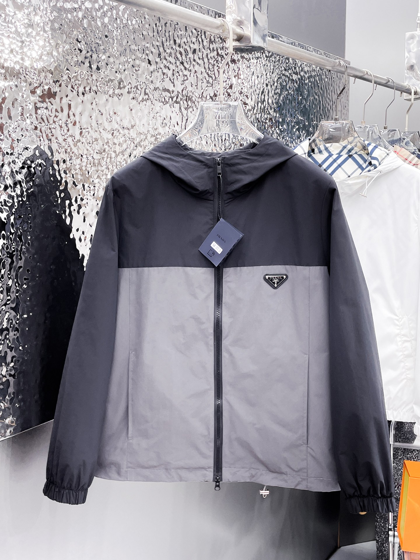 NO:135043,Prada's same model on the official website, released in advance!  SS New Men's Jacket at the Spring Festival, the original single three-standard high-end version!  With hidden hat, customized fabric for counter, high breathability and comfort, impeccable details, brand element design concept, reflecting high quality. The feel is delicate and soft!  It is casually cut, with a great upper body style!  The number of code M~3XL, the maximum wear is 195 catties.,,prada, jackets & coats, jackets & coats,hats,alexander wang19860909普拉达 官网同款,提前发售！ss开春新款男士夹克外套,原单三标齐全高端版本！带隐藏帽,专柜定制面料 透气舒适度高,细节无可挑剔,品牌元素设计理念,体现高品质.手感细腻柔软！呈现休闲裁剪,上身版型超赞！码数M～3XL,最大穿195斤.,,prada,jackets & coats,jackets & coats,hats,alexander wang,Men's clothing