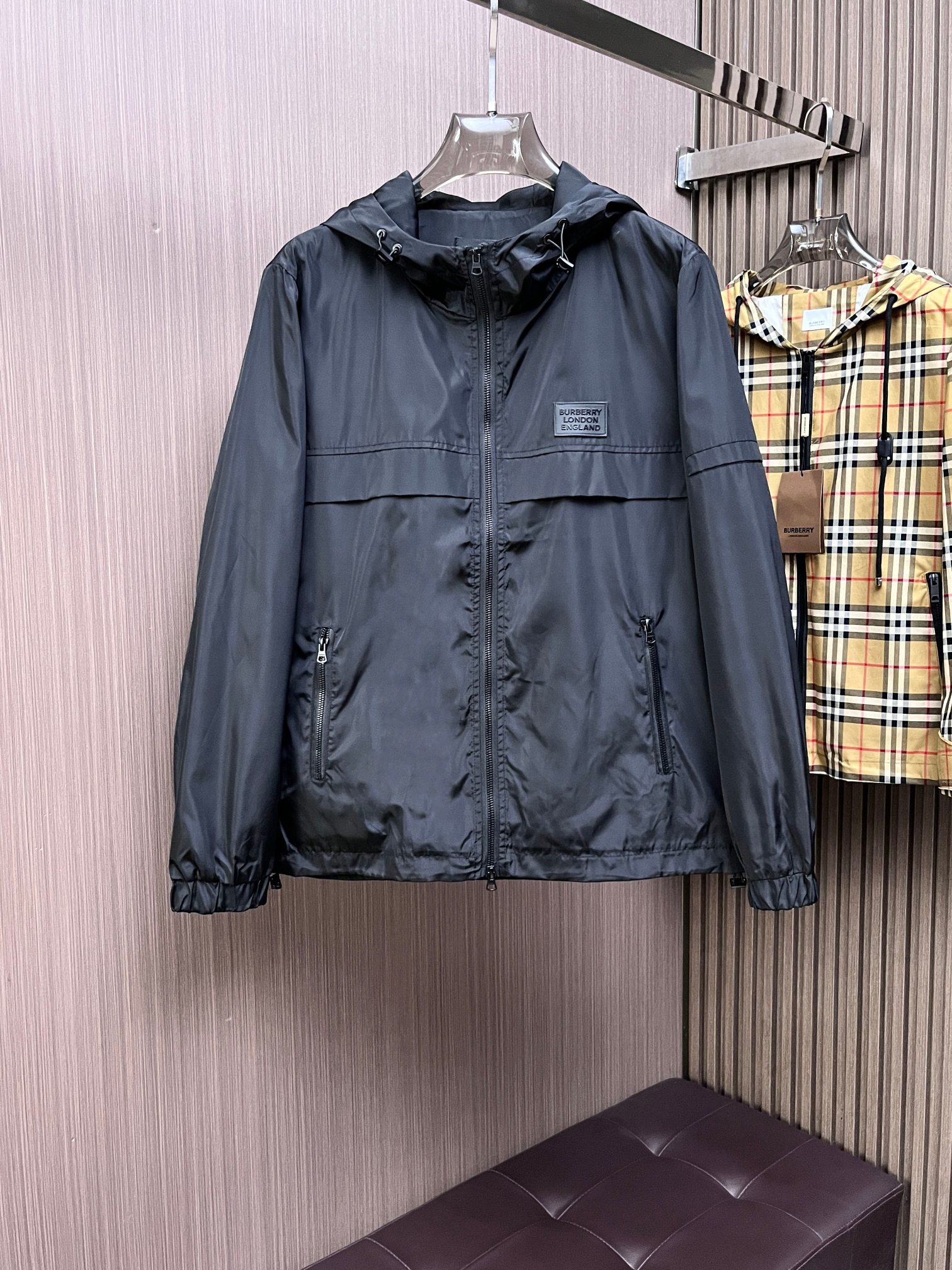 NO:141953,Burberry's official website has the same style, complete three standards, and is available in advance. 2025ss Spring New Men's Jacket Jacket, double-sided original single three standards, high-end version, customized counter fabric, breathable and comfortable, impeccable details, brand element design concept, reflecting high quality. The feel is delicate and soft, presents casual cut, and the upper body style is superb. The number of sizes M~3XL, maximum wear 195 catties, burberry, jackets & coats, jackets & coats, alexander wang19860909巴宝莉 官网同款,三标齐全,提前发售 2025ss开春新款男士夹克外套,双面穿原单三标齐全高端版本 专柜定制面料 透气舒适度高,细节无可挑剔,品牌元素设计理念,体现高品质.手感细腻柔软 呈现休闲裁剪,上身版型超赞 码数M～3XL,最大穿195斤,,burberry,jackets & coats,jackets & coats,alexander wang,Men's clothing