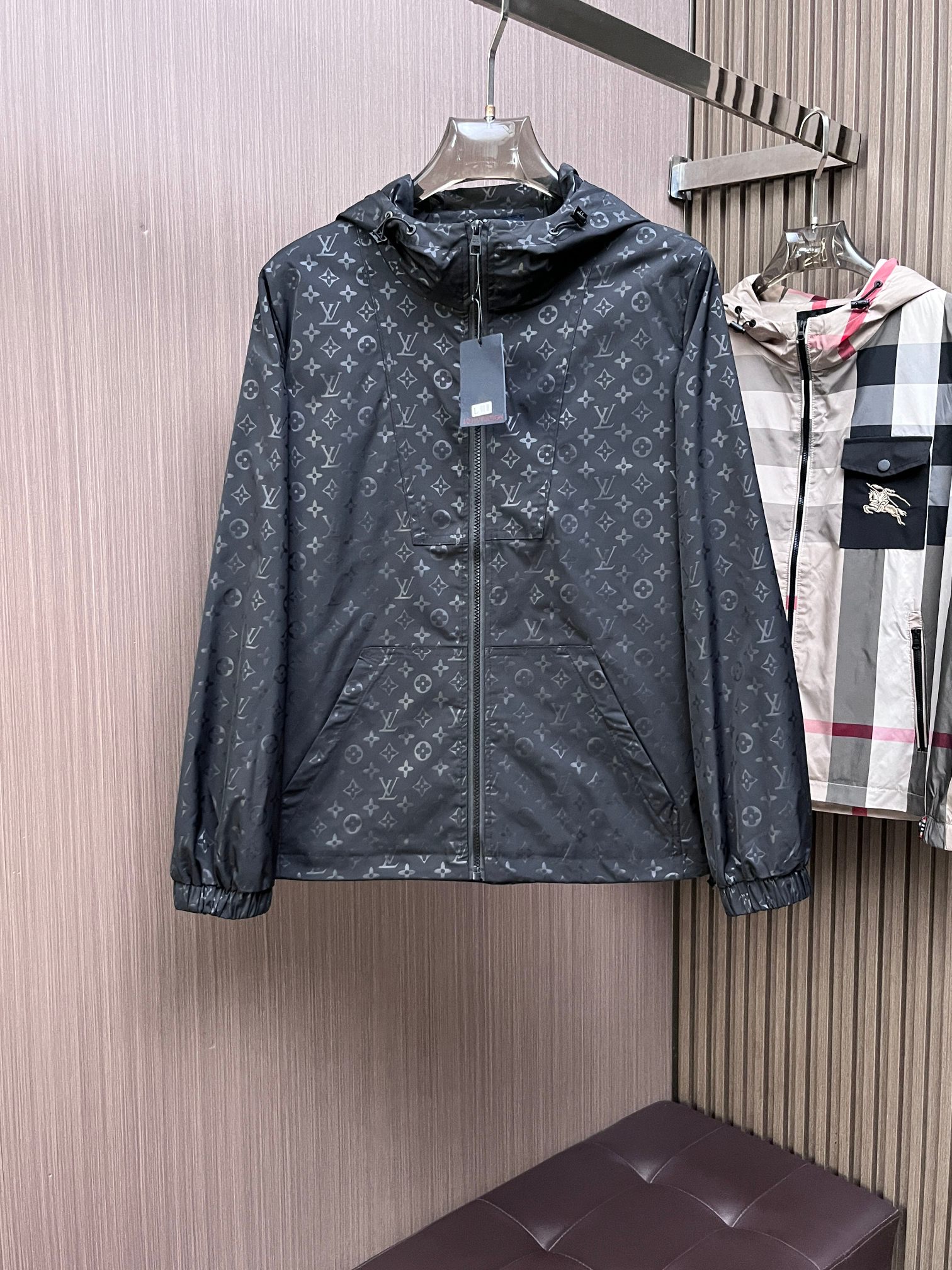 NO:141956,The same style on the official website, complete three standards, and is released in advance. 2025ss Spring New Men's Jacket Jacket, double-sided original single three standards, high-end version. Customized counter fabric, breathable and comfortable, impeccable details, brand element design concept, reflecting high quality. The feel is delicate and soft, presents casual cut, and the upper body style is superb. The number of sizes M~3XL, maximum wear 195 kilograms, louis vuitton, jackets & coats, jackets & coats, alexander wang19860909LV 官网同款,三标齐全,提前发售 2025ss开春新款男士夹克外套,双面穿原单三标齐全高端版本 专柜定制面料 透气舒适度高,细节无可挑剔,品牌元素设计理念,体现高品质.手感细腻柔软 呈现休闲裁剪,上身版型超赞 码数M～3XL,最大穿195斤,,louis vuitton,jackets & coats,jackets & coats,alexander wang,Men's clothing