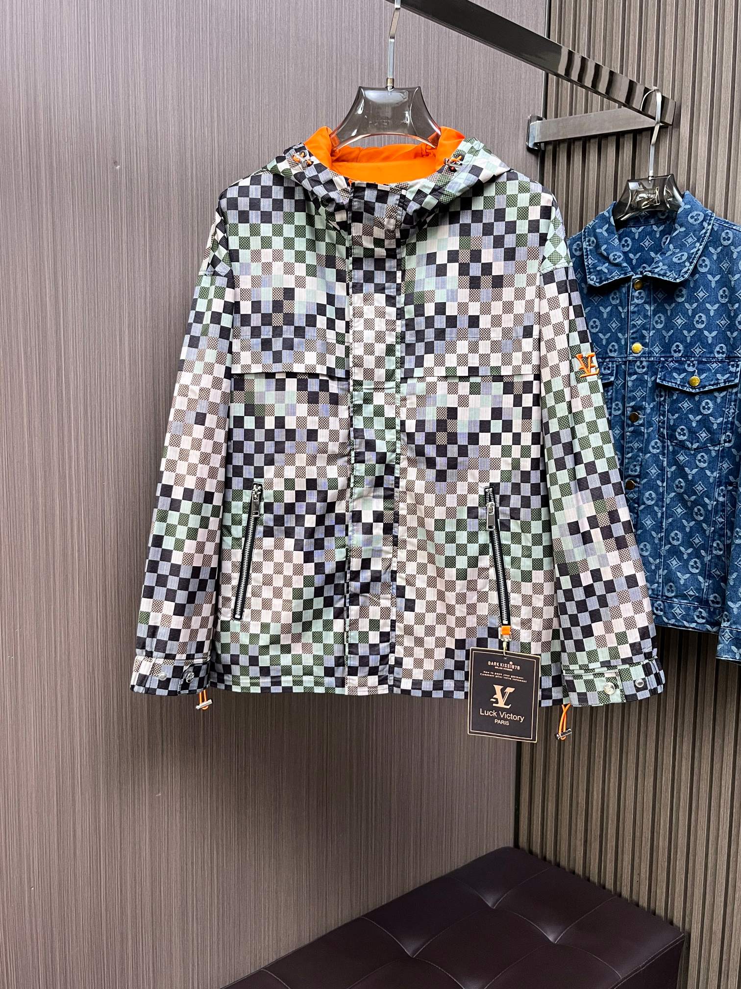 NO:777303,The same style as the LV official website, complete with three labels, sold in advance. 2026ss new spring men's jacket, reversible original single with three labels, high-end version. Custom-made fabrics at the counter. Highly breathable and comfortable, impeccable details, brand element design concept, reflecting high quality. Delicate and soft feel. Casual tailoring, excellent upper body shape. Size M~3XL, maximum wearing capacity is 195 pounds. Louis vuitton, jackets & coats,jackets & coats,19860909LV 官网同款,三标齐全,提前发售 2026ss开春新款男士夹克外套,双面穿原单三标齐全高端版本 专柜定制面料 透气舒适度高,细节无可挑剔,品牌元素设计理念,体现高品质.手感细腻柔软 呈现休闲裁剪,上身版型超赞 码数M～3XL,最大穿195斤,,louis vuitton,jackets & coats,jackets & coats,,Men's clothing