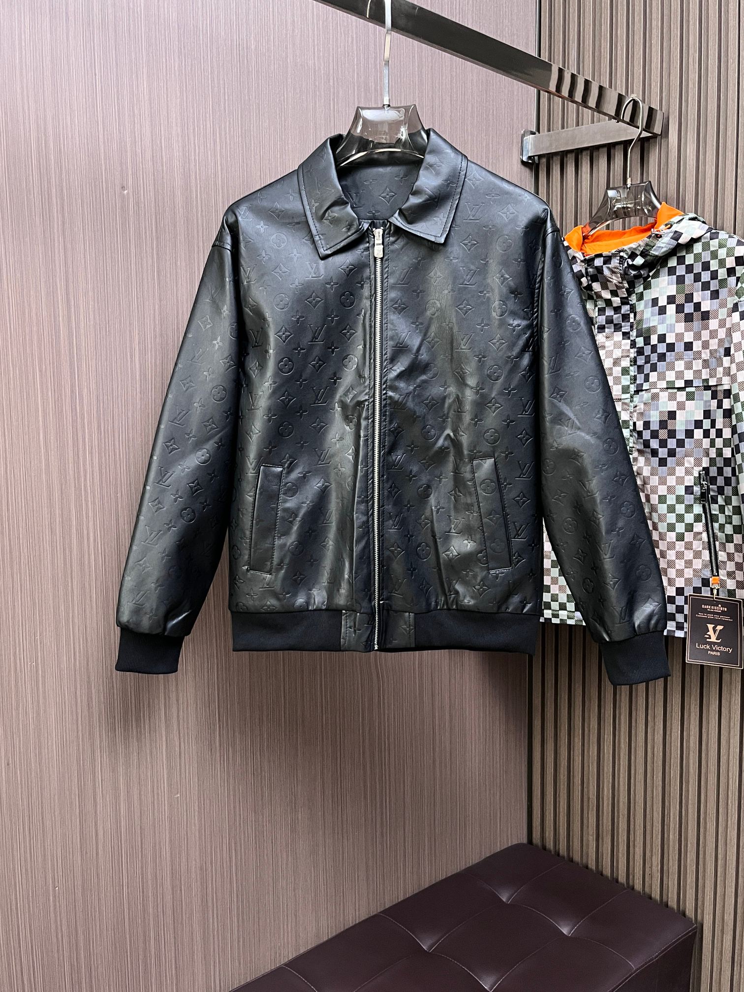 NO:141959,The same model on the official website of LV, complete three standards, and is released in advance. 2025ss Spring New Men's Leather Jacket Jacket, double-sided original single three standards, high-end version. Customized counter fabrics, breathable and comfortable, impeccable details, brand elements design concept, reflect high quality. The feel is delicate and soft, presents casual cut, and the upper body style is superb. Number of sizes M~3XL, maximum wear 195 kilograms, louis vuitton, jackets & coats, jackets & coats, leather jacket, alexander wang19860909LV 官网同款,三标齐全,提前发售 2025ss开春新款男士皮衣夹克外套,双面穿原单三标齐全高端版本 专柜定制面料 透气舒适度高,细节无可挑剔,品牌元素设计理念,体现高品质.手感细腻柔软 呈现休闲裁剪,上身版型超赞 码数M～3XL,最大穿195斤,,louis vuitton,jackets & coats,jackets & coats,leather jacket,alexander wang,Men's clothing