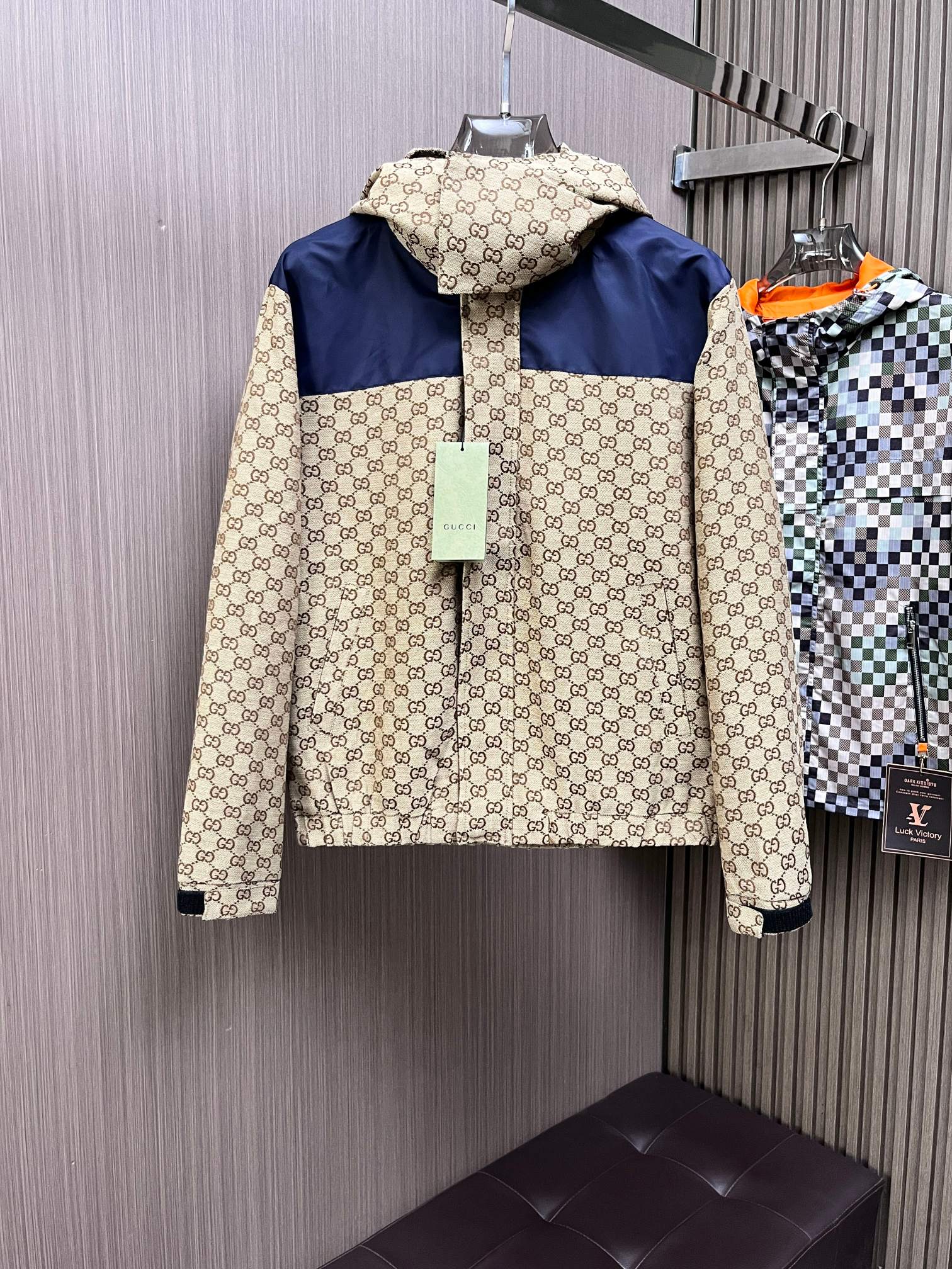 NO:141942,Guqi, the same style on the official website, complete three standards, released in advance. 2025ss Spring New Men's Jacket, double-sided original single three standards, high-end version, customized counter fabric, breathable and comfortable, impeccable details, brand element design concept, reflecting high quality. The feel is delicate and soft, presents casual cut, and the upper body style is superb. The number of sizes M~3XL, maximum wear 195 kilograms, jackets & coats, jackets & coats, alexander wang19860909古奇 官网同款,三标齐全,提前发售 2025ss开春新款男士夹克外套,双面穿原单三标齐全高端版本 专柜定制面料 透气舒适度高,细节无可挑剔,品牌元素设计理念,体现高品质.手感细腻柔软 呈现休闲裁剪,上身版型超赞 码数M～3XL,最大穿195斤,,jackets & coats,jackets & coats,alexander wang,Men's clothing