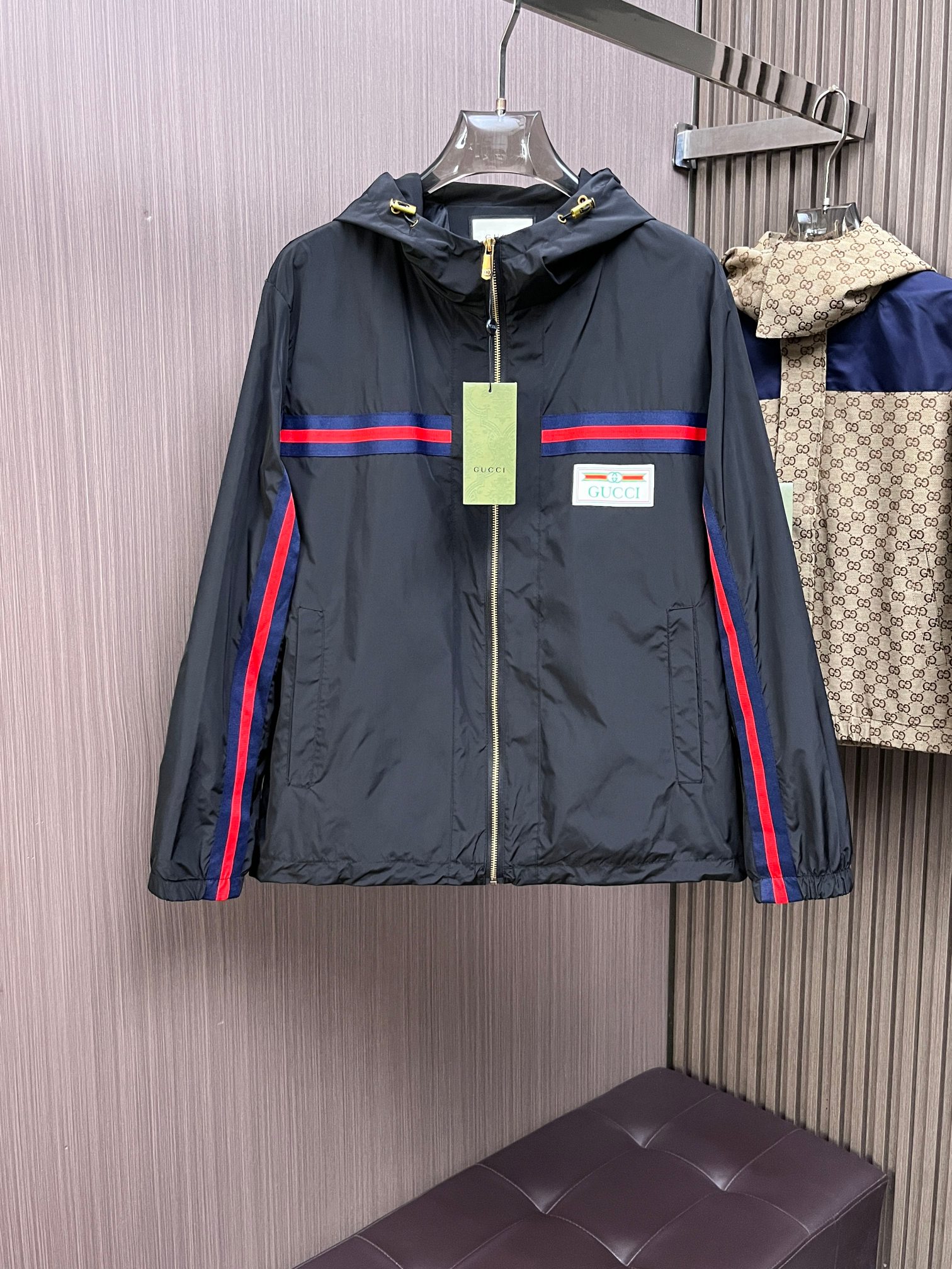 NO:141985,Guqi, the same style on the official website, complete three standards, released in advance. 2025ss Spring New Men's Jacket, double-sided original single three standards, high-end version, customized counter fabric, breathable and comfortable, impeccable details, brand element design concept, reflecting high quality. The feel is delicate and soft, presents casual cut, and the upper body style is superb. The number of sizes M~3XL, maximum wear 195 kilograms, jackets & coats, jackets & coats, alexander wang19860909古奇 官网同款,三标齐全,提前发售 2025ss开春新款男士夹克外套,双面穿原单三标齐全高端版本 专柜定制面料 透气舒适度高,细节无可挑剔,品牌元素设计理念,体现高品质.手感细腻柔软 呈现休闲裁剪,上身版型超赞 码数M～3XL,最大穿195斤,,jackets & coats,jackets & coats,alexander wang,Men's clothing