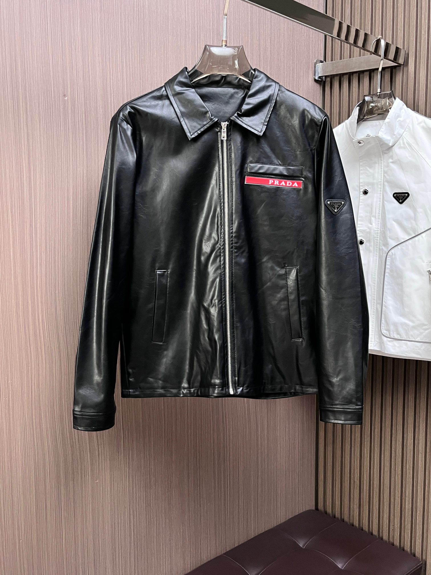 NO:141965,Prada's official website has the same style, complete three standards, and is available in advance. 2025ss Spring New Men's Leather Jacket Jacket, double-sided original single three standards, high-end version, customized counter fabric, breathable and comfortable, impeccable details, brand element design concept, reflecting high quality. The feel is delicate and soft, presents casual cut, and the upper body style is superb. The number of sizes M~3XL, maximum wear 195 catties, prada, jackets & coats, jackets & coats, leather jacket, alexander wang19860909普拉达 官网同款,三标齐全,提前发售 2025ss开春新款男士皮衣夹克外套,双面穿原单三标齐全高端版本 专柜定制面料 透气舒适度高,细节无可挑剔,品牌元素设计理念,体现高品质.手感细腻柔软 呈现休闲裁剪,上身版型超赞 码数M～3XL,最大穿195斤,,prada,jackets & coats,jackets & coats,leather jacket,alexander wang,Men's clothing