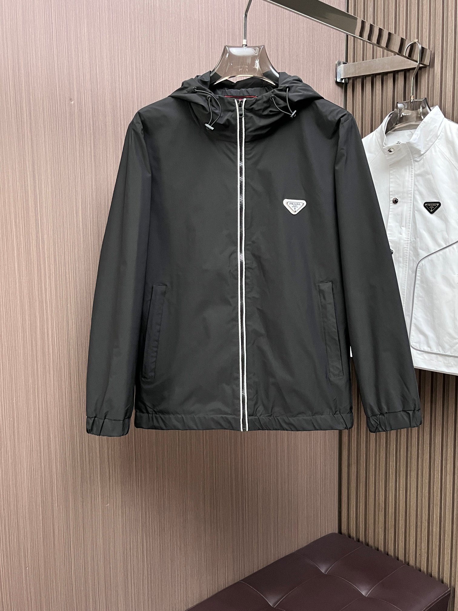 NO:777307,Prada official website same style, complete with three labels, on sale in advance. 2026ss new spring men's jacket, double-sided original single with three labels, high-end version. Custom-made fabrics at the counter. Highly breathable and comfortable, impeccable details, brand element design concept, reflecting high quality. Delicate and soft feel. Casual tailoring, excellent upper body shape. Size M～3XL, maximum wearing capacity is 195 catties., prada, jackets & coats, jackets & coats,19860909普拉达 官网同款,三标齐全,提前发售 2026ss开春新款男士夹克外套,双面穿原单三标齐全高端版本 专柜定制面料 透气舒适度高,细节无可挑剔,品牌元素设计理念,体现高品质.手感细腻柔软 呈现休闲裁剪,上身版型超赞 码数M～3XL,最大穿195斤,,prada,jackets & coats,jackets & coats,,Men's clothing