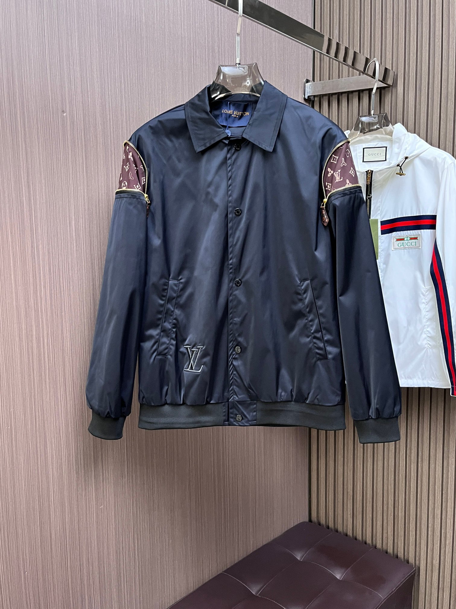 NO:141966,The same style on the official website, complete three standards, and is released in advance. 2025ss Spring New Men's Jacket Jacket, double-sided original single three standards, high-end version. Customized counter fabric, breathable and comfortable, impeccable details, brand element design concept, reflecting high quality. The feel is delicate and soft, presents casual cut, and the upper body style is superb. The number of sizes M~3XL, maximum wear 195 kilograms, louis vuitton, jackets & coats, jackets & coats, alexander wang19860909LV 官网同款,三标齐全,提前发售 2025ss开春新款男士夹克外套,双面穿原单三标齐全高端版本 专柜定制面料 透气舒适度高,细节无可挑剔,品牌元素设计理念,体现高品质.手感细腻柔软 呈现休闲裁剪,上身版型超赞 码数M～3XL,最大穿195斤,,louis vuitton,jackets & coats,jackets & coats,alexander wang,Men's clothing