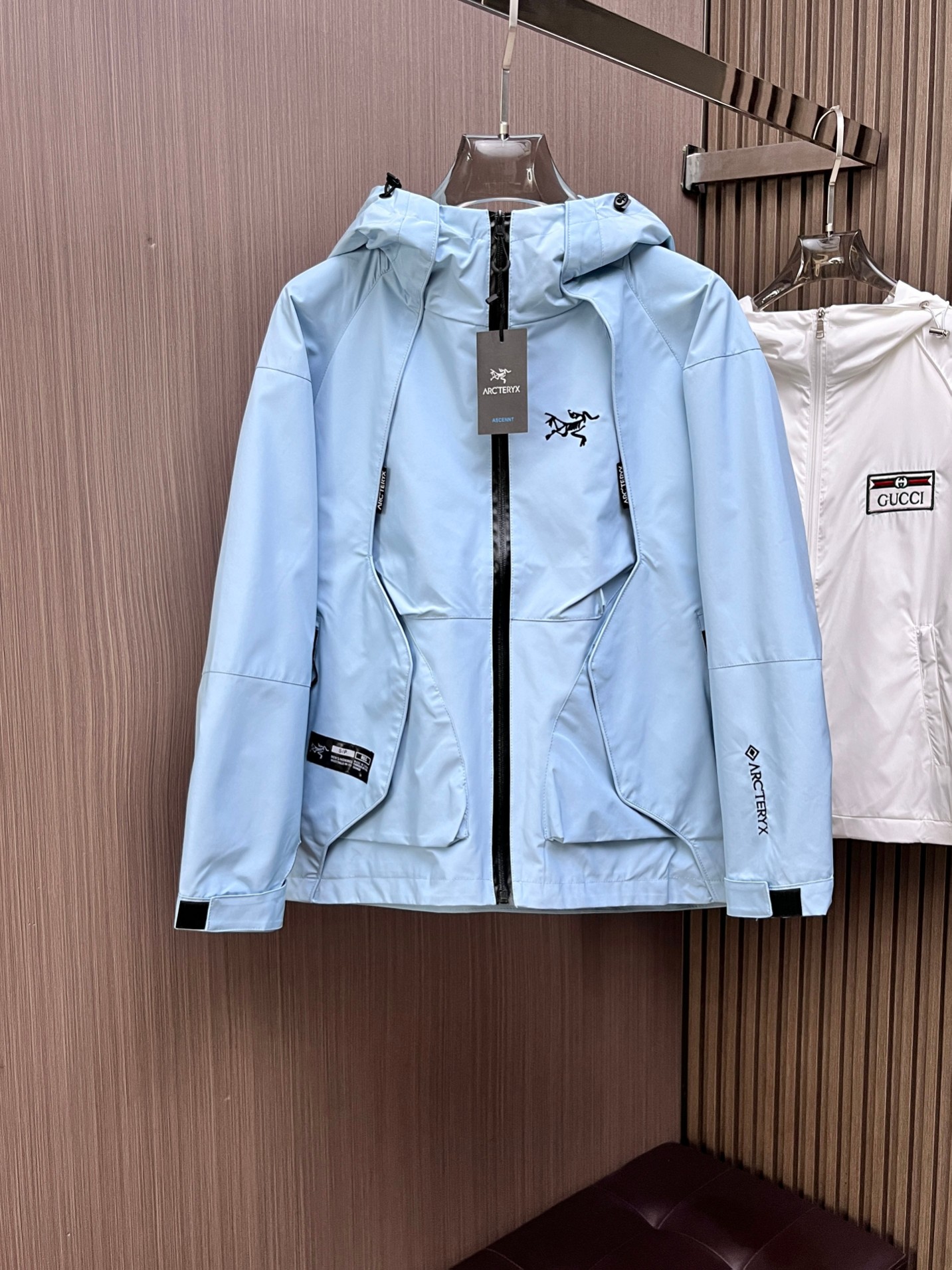 NO:141952,Archaeoptera bird has the same style on the official website, complete three standards, and is released in advance. 2025ss Spring New Men's Jacket Jacket, double-sided original single three standards, high-end version. Customized counter fabrics, breathable and comfortable, impeccable details, brand elements design concept, reflect high quality. The feel is delicate and soft, presents casual cut, and the upper body style is super good. The number of sizes M~3XL, maximum wear 195 catties, arc'teryx, jackets & coats, jackets & coats, alexander wang19860909始祖鸟 官网同款,三标齐全,提前发售 2025ss开春新款男士夹克外套,双面穿原单三标齐全高端版本 专柜定制面料 透气舒适度高,细节无可挑剔,品牌元素设计理念,体现高品质.手感细腻柔软 呈现休闲裁剪,上身版型超赞 码数M～3XL,最大穿195斤,arc'teryx,jackets & coats,jackets & coats,alexander wang,Men's clothing