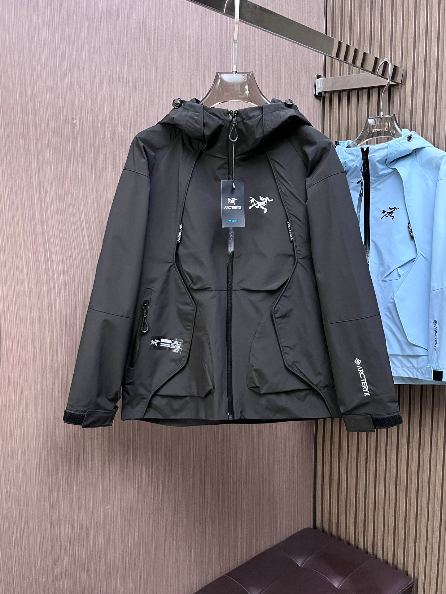 NO:141949,Archaeoptera bird has the same style on the official website, complete three standards, and is released in advance. 2025ss Spring New Men's Jacket Jacket, double-sided original single three standards, high-end version. Customized counter fabrics, breathable and comfortable, impeccable details, brand elements design concept, reflect high quality. The feel is delicate and soft, presents casual cut, and the upper body style is super good. The number of sizes M~3XL, maximum wear 195 catties, arc'teryx, jackets & coats, jackets & coats, alexander wang19860909始祖鸟 官网同款,三标齐全,提前发售 2025ss开春新款男士夹克外套,双面穿原单三标齐全高端版本 专柜定制面料 透气舒适度高,细节无可挑剔,品牌元素设计理念,体现高品质.手感细腻柔软 呈现休闲裁剪,上身版型超赞 码数M～3XL,最大穿195斤,arc'teryx,jackets & coats,jackets & coats,alexander wang,Men's clothing