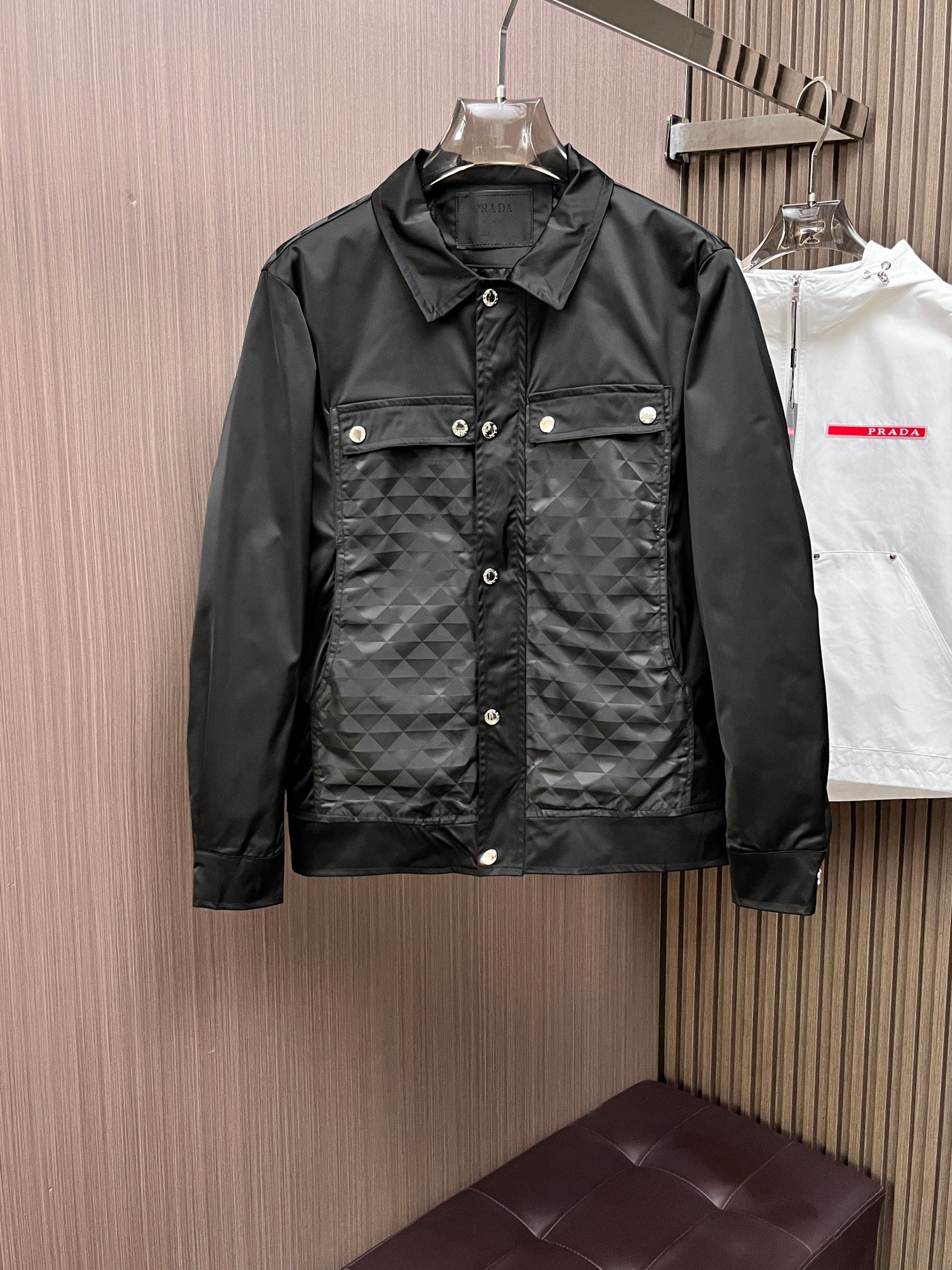 NO:777319,Prada official website same style, complete with three labels, on sale in advance. 2026ss new spring men's jacket, double-sided original single with three labels, high-end version. Custom-made fabrics at the counter. Highly breathable and comfortable, impeccable details, brand element design concept, reflecting high quality. Delicate and soft feel. Casual tailoring, excellent upper body shape. Size M～3XL, maximum wearing capacity is 195 catties., prada, jackets & coats, jackets & coats,19860909普拉达 官网同款,三标齐全,提前发售 2026ss开春新款男士夹克外套,双面穿原单三标齐全高端版本 专柜定制面料 透气舒适度高,细节无可挑剔,品牌元素设计理念,体现高品质.手感细腻柔软 呈现休闲裁剪,上身版型超赞 码数M～3XL,最大穿195斤,,prada,jackets & coats,jackets & coats,,Men's clothing