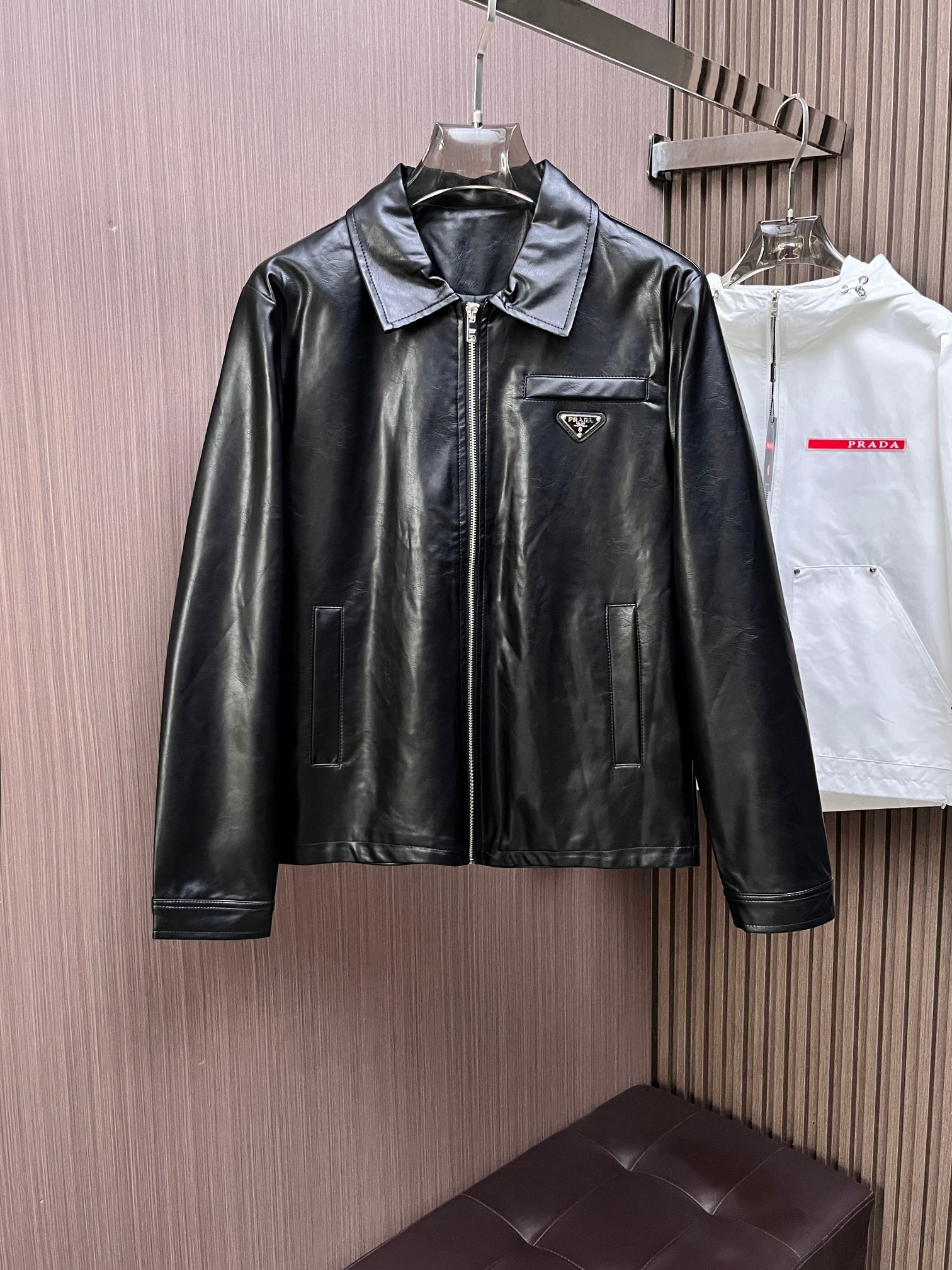 NO:777332,Prada official website same style, complete with three labels, on sale in advance 2026ss new spring men's leather jacket, reversible original single with three labels, high-end version. Special counter custom fabric. High breathability and comfort, impeccable details, brand element design concept, reflecting high quality. Delicate and soft feel. Casual tailoring, excellent upper body size. Size M~3XL, maximum wear 195 catties,, prada, jackets & coats, jackets & coats, leather  jacket,19860909普拉达 官网同款,三标齐全,提前发售 2026ss开春新款男士皮衣夹克外套,双面穿原单三标齐全高端版本 专柜定制面料 透气舒适度高,细节无可挑剔,品牌元素设计理念,体现高品质.手感细腻柔软 呈现休闲裁剪,上身版型超赞 码数M～3XL,最大穿195斤,,prada,jackets & coats,jackets & coats,leather jacket,,Men's clothing