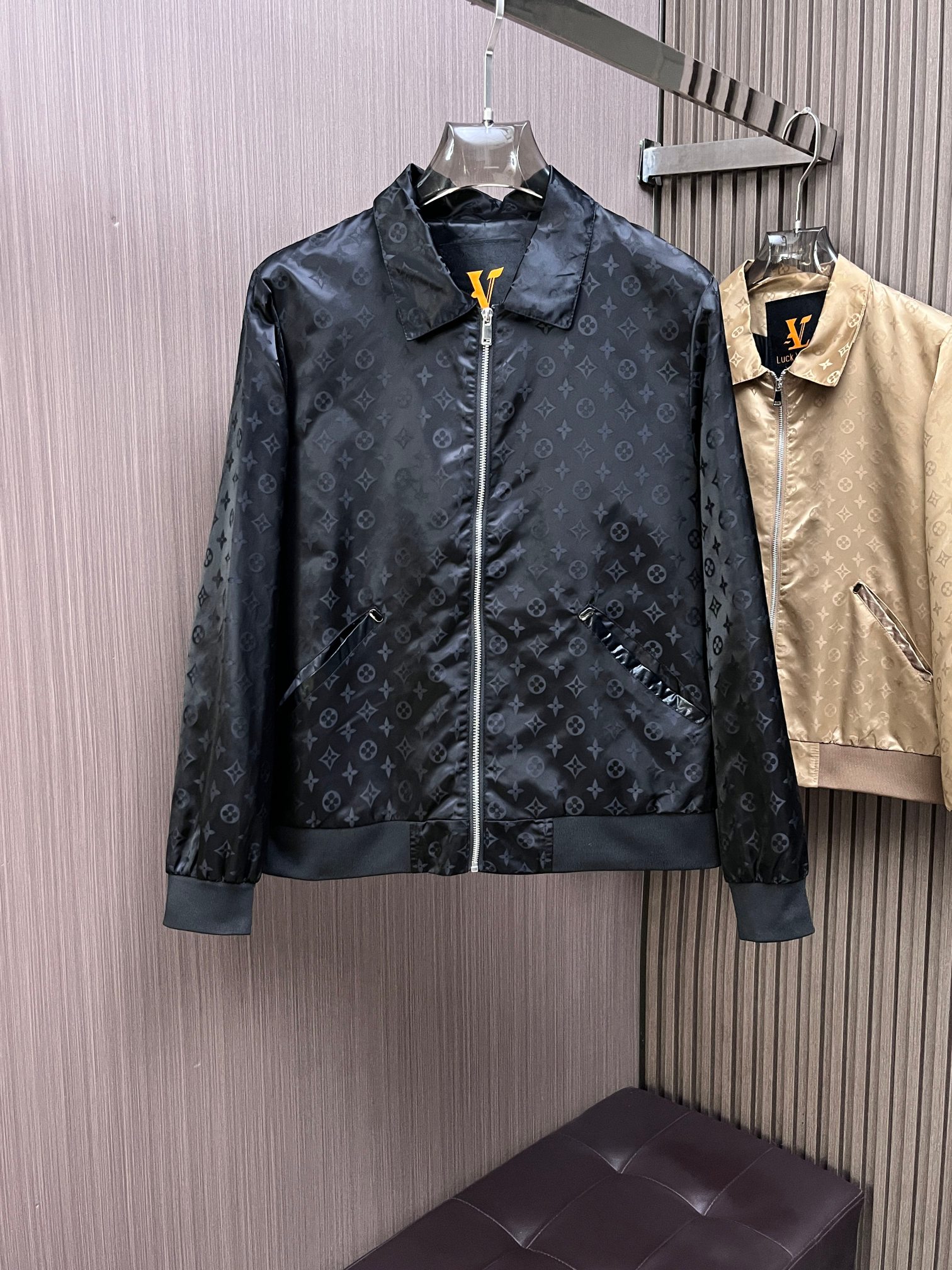 NO:777325,The same style as the LV official website, complete with three labels, sold in advance. 2026ss new spring men's jacket, reversible original single with three labels, high-end version. Custom-made fabrics at the counter. Highly breathable and comfortable, impeccable details, brand element design concept, reflecting high quality. Delicate and soft feel. Casual tailoring, excellent upper body shape. Size M~3XL, maximum wearing capacity is 195 pounds. Louis vuitton, jackets & coats,jackets & coats,19860909LV 官网同款,三标齐全,提前发售 2026ss开春新款男士夹克外套,双面穿原单三标齐全高端版本 专柜定制面料 透气舒适度高,细节无可挑剔,品牌元素设计理念,体现高品质.手感细腻柔软 呈现休闲裁剪,上身版型超赞 码数M～3XL,最大穿195斤,,louis vuitton,jackets & coats,jackets & coats,,Men's clothing