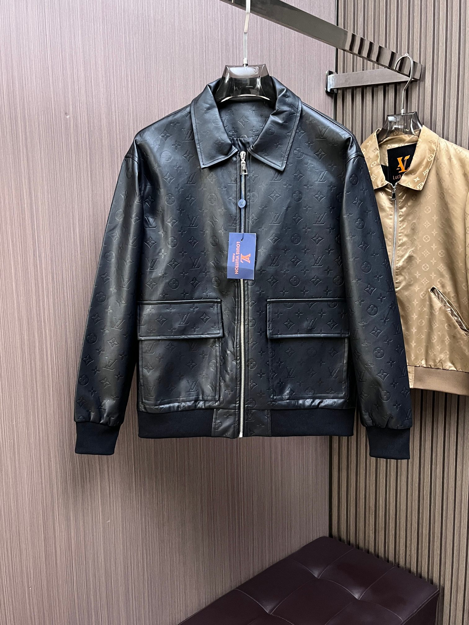 NO:777336,Same style as LV official website, complete with three labels, sold in advance. 2026ss spring new men's leather jacket, reversible, original single with three labels, high-end version. Custom-made fabrics at the counter. Highly breathable and comfortable, impeccable details, brand element design concept, reflecting high quality. Delicate and soft feel. Casual tailoring, excellent upper body shape. Size M～3XL, maximum wearing capacity is 195 pounds. Louis vuitton, jackets & coats, jackets &  coats,leather jacket,19860909LV官网同款,三标齐全,提前发售 2026ss开春新款男士皮衣夹克外套,双面穿原单三标齐全高端版本 专柜定制面料 透气舒适度高,细节无可挑剔,品牌元素设计理念,体现高品质.手感细腻柔软 呈现休闲裁剪,上身版型超赞 码数M～3XL,最大穿195斤,,louis vuitton,jackets & coats,jackets & coats,leather jacket,,Men's clothing