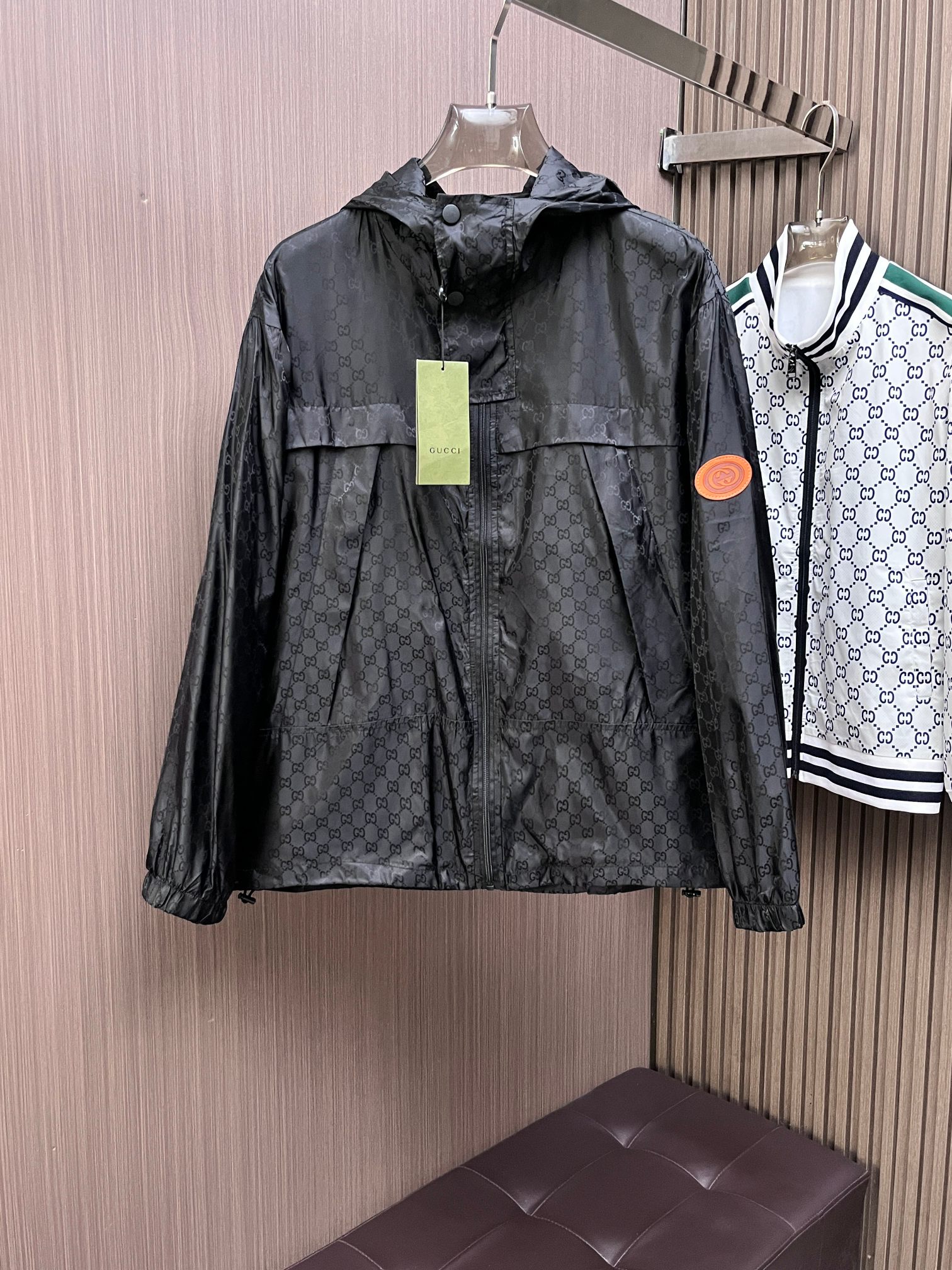 NO:141939,Guqi, the same style on the official website, complete three standards, released in advance. 2025ss Spring New Men's Jacket, double-sided original single three standards, high-end version, customized counter fabric, breathable and comfortable, impeccable details, brand element design concept, reflecting high quality. The feel is delicate and soft, presents casual cut, and the upper body style is superb. The number of sizes M~3XL, maximum wear 195 kilograms, jackets & coats, jackets & coats, alexander wang19860909古奇 官网同款,三标齐全,提前发售 2025ss开春新款男士夹克外套,双面穿原单三标齐全高端版本 专柜定制面料 透气舒适度高,细节无可挑剔,品牌元素设计理念,体现高品质.手感细腻柔软 呈现休闲裁剪,上身版型超赞 码数M～3XL,最大穿195斤,,jackets & coats,jackets & coats,alexander wang,Men's clothing