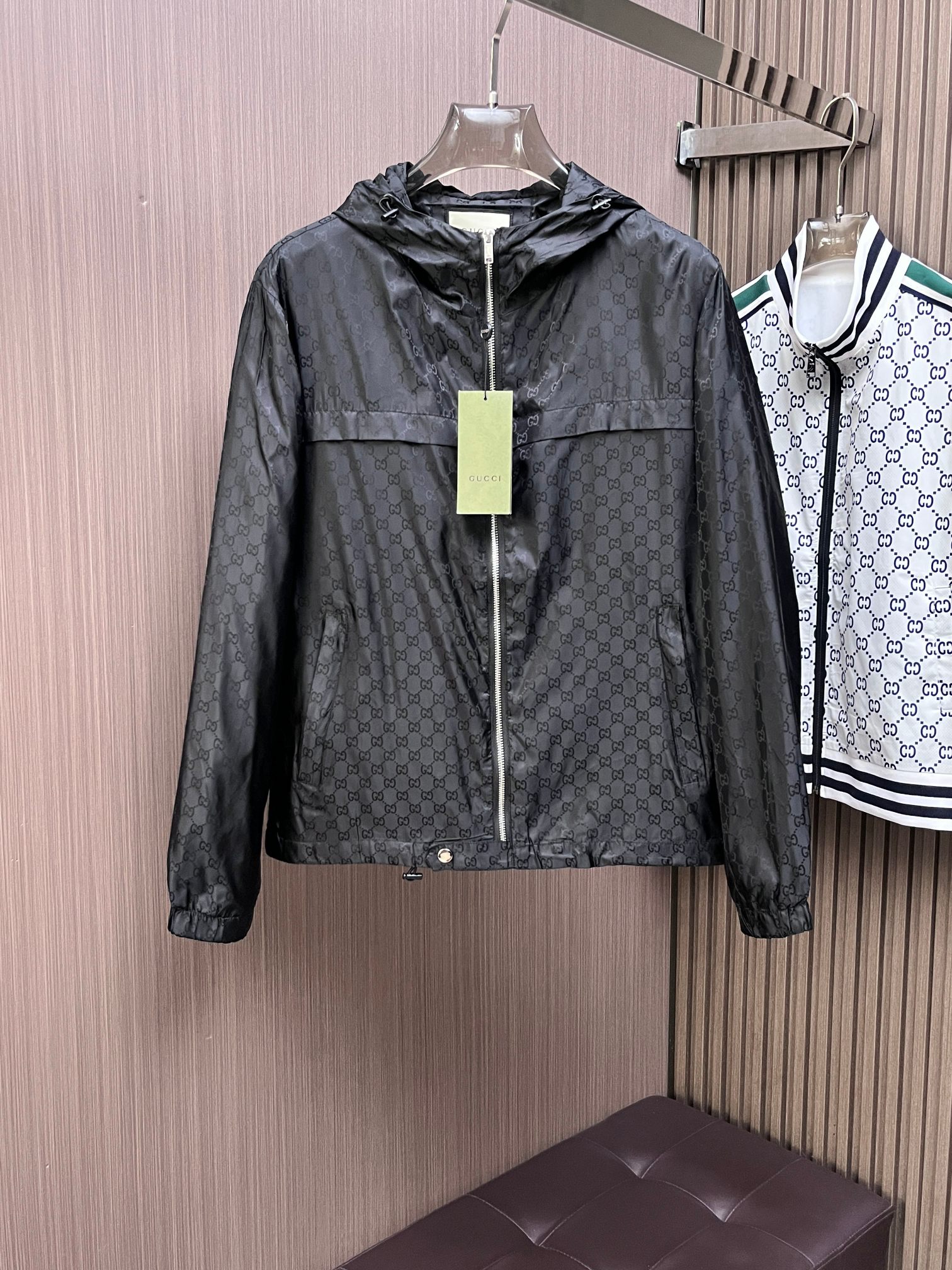 NO:777328,Same style as Gucci's official website, complete with three labels, on sale in advance. 2026ss new spring men's jacket, reversible original single with three labels, high-end version. Custom-made fabrics at the counter. Highly breathable and comfortable, impeccable details, brand element design concept, reflecting high quality. Delicate and soft feel. Casual tailoring, excellent upper body shape. Size M~3XL, maximum wear 195 catties,,jackets & coats,jackets & coats,19860909古奇 官网同款,三标齐全,提前发售 2026ss开春新款男士夹克外套,双面穿原单三标齐全高端版本 专柜定制面料 透气舒适度高,细节无可挑剔,品牌元素设计理念,体现高品质.手感细腻柔软 呈现休闲裁剪,上身版型超赞 码数M～3XL,最大穿195斤,,jackets & coats,jackets & coats,,Men's clothing
