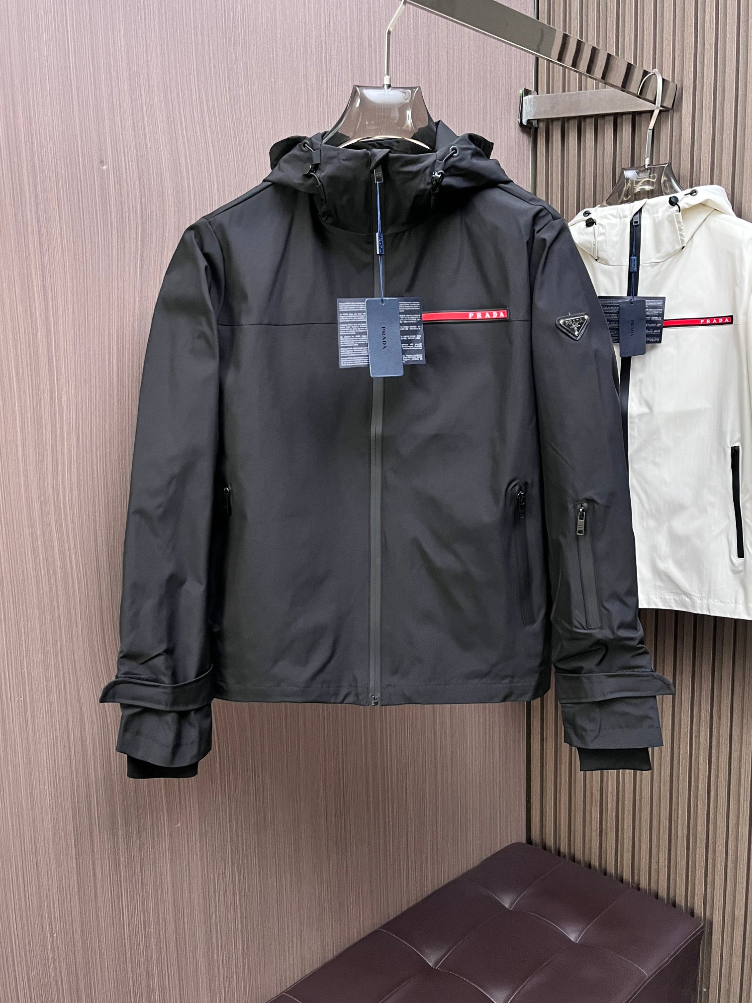 NO:141941,Prada's official website has the same style, complete three standards, and is available in advance. 2025ss Spring New Men's Jacket Jacket, double-sided original single three standards, high-end version, customized counter fabric, breathable and comfortable, impeccable details, brand element design concept, reflecting high quality. The feel is delicate and soft, presents casual cut, and the upper body style is superb. The number of sizes M~3XL, maximum wear 195 catties, prada, jackets & coats, jackets & coats, alexander wang19860909普拉达 官网同款,三标齐全,提前发售 2025ss开春新款男士夹克外套,双面穿原单三标齐全高端版本 专柜定制面料 透气舒适度高,细节无可挑剔,品牌元素设计理念,体现高品质.手感细腻柔软 呈现休闲裁剪,上身版型超赞 码数M～3XL,最大穿195斤,,prada,jackets & coats,jackets & coats,alexander wang,Men's clothing