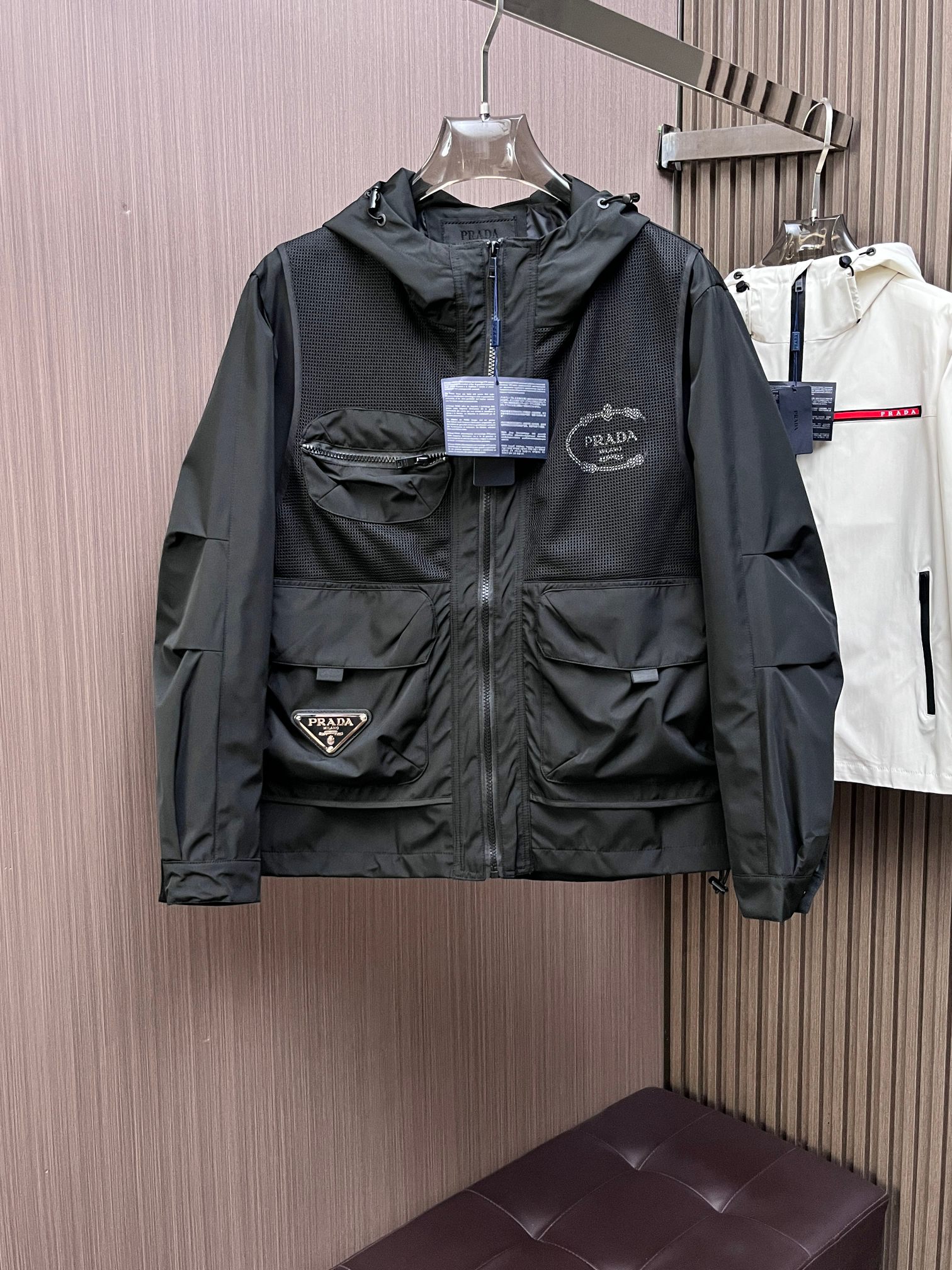 NO:141981,Prada's official website has the same style, complete three standards, and is available in advance. 2025ss Spring New Men's Jacket Jacket, double-sided original single three standards, high-end version, customized counter fabric, breathable and comfortable, impeccable details, brand element design concept, reflecting high quality. The feel is delicate and soft, presents casual cut, and the upper body style is superb. The number of sizes M~3XL, maximum wear 195 catties, prada, jackets & coats, jackets & coats, alexander wang19860909普拉达 官网同款,三标齐全,提前发售 2025ss开春新款男士夹克外套,双面穿原单三标齐全高端版本 专柜定制面料 透气舒适度高,细节无可挑剔,品牌元素设计理念,体现高品质.手感细腻柔软 呈现休闲裁剪,上身版型超赞 码数M～3XL,最大穿195斤,,prada,jackets & coats,jackets & coats,alexander wang,Men's clothing