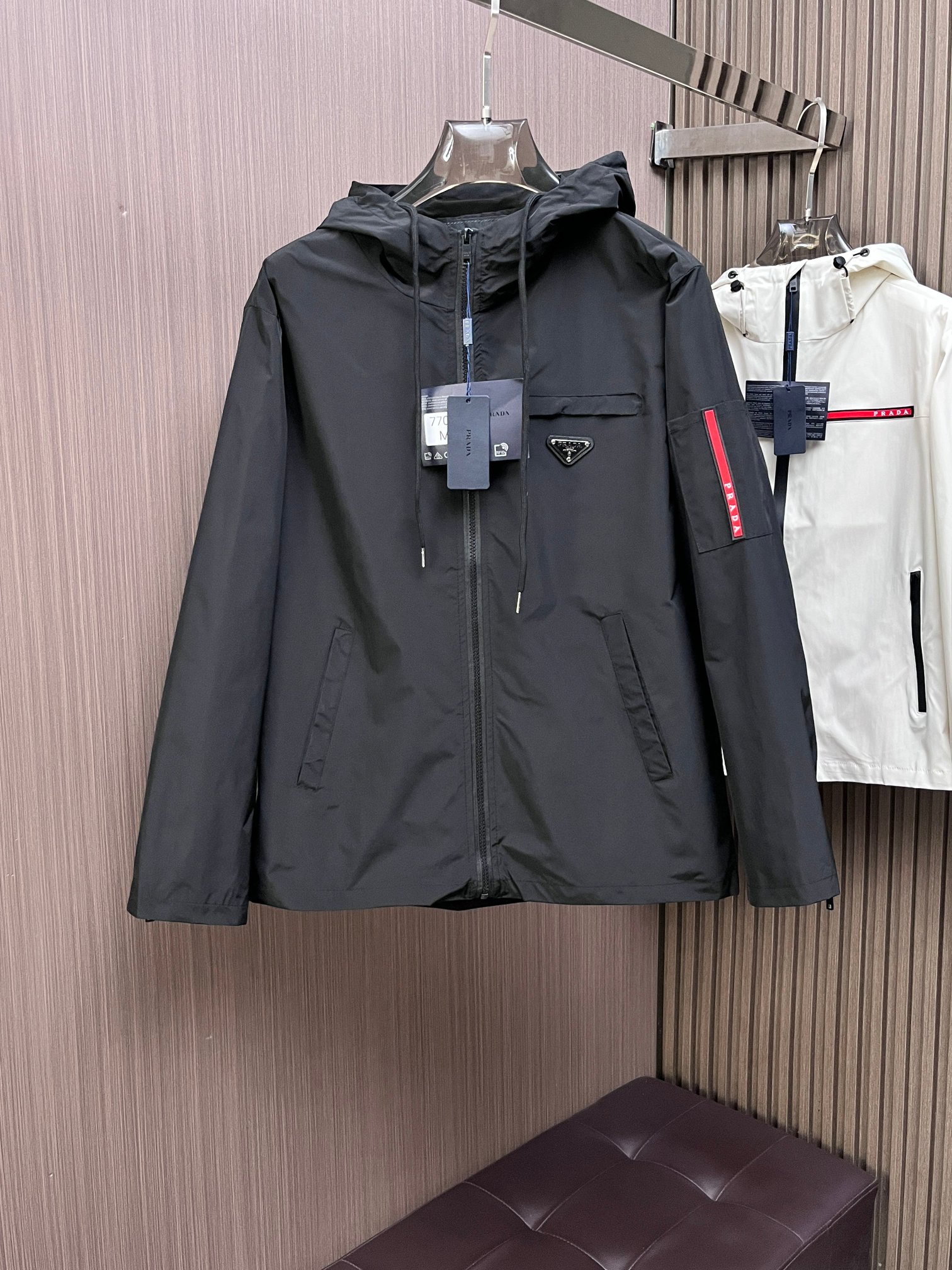 NO:141954,Prada's official website has the same style, complete three standards, and is available in advance. 2025ss Spring New Men's Jacket Jacket, double-sided original single three standards, high-end version, customized counter fabric, breathable and comfortable, impeccable details, brand element design concept, reflecting high quality. The feel is delicate and soft, presents casual cut, and the upper body style is superb. The number of sizes M~3XL, maximum wear 195 catties, prada, jackets & coats, jackets & coats, alexander wang19860909普拉达 官网同款,三标齐全,提前发售 2025ss开春新款男士夹克外套,双面穿原单三标齐全高端版本 专柜定制面料 透气舒适度高,细节无可挑剔,品牌元素设计理念,体现高品质.手感细腻柔软 呈现休闲裁剪,上身版型超赞 码数M～3XL,最大穿195斤,,prada,jackets & coats,jackets & coats,alexander wang,Men's clothing