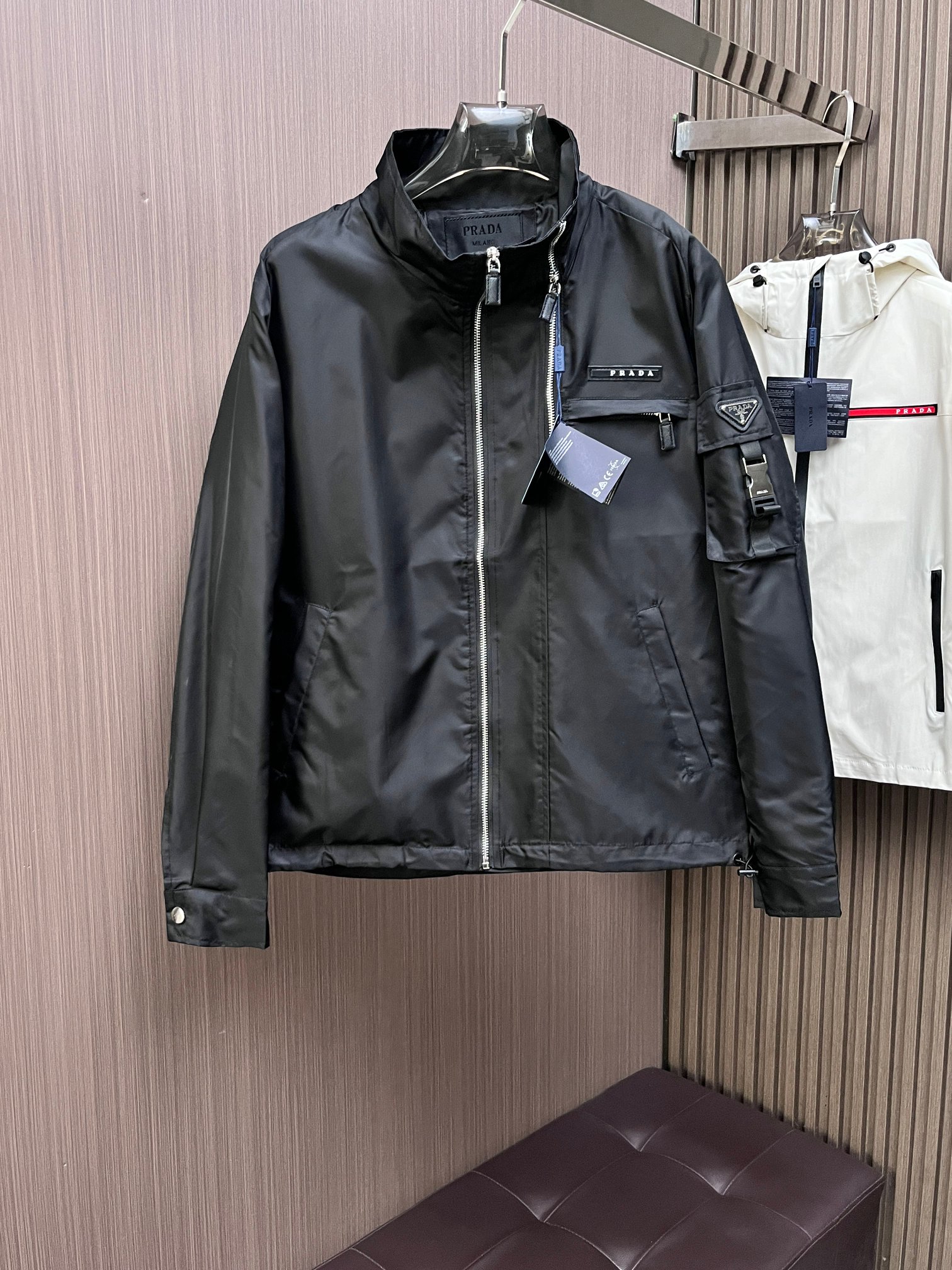 NO:141946,Prada's official website has the same style, complete three standards, and is available in advance. 2025ss Spring New Men's Jacket Jacket, double-sided original single three standards, high-end version, customized counter fabric, breathable and comfortable, impeccable details, brand element design concept, reflecting high quality. The feel is delicate and soft, presents casual cut, and the upper body style is superb. The number of sizes M~3XL, maximum wear 195 catties, prada, jackets & coats, jackets & coats, alexander wang19860909普拉达 官网同款,三标齐全,提前发售 2025ss开春新款男士夹克外套,双面穿原单三标齐全高端版本 专柜定制面料 透气舒适度高,细节无可挑剔,品牌元素设计理念,体现高品质.手感细腻柔软 呈现休闲裁剪,上身版型超赞 码数M～3XL,最大穿195斤,,prada,jackets & coats,jackets & coats,alexander wang,Men's clothing