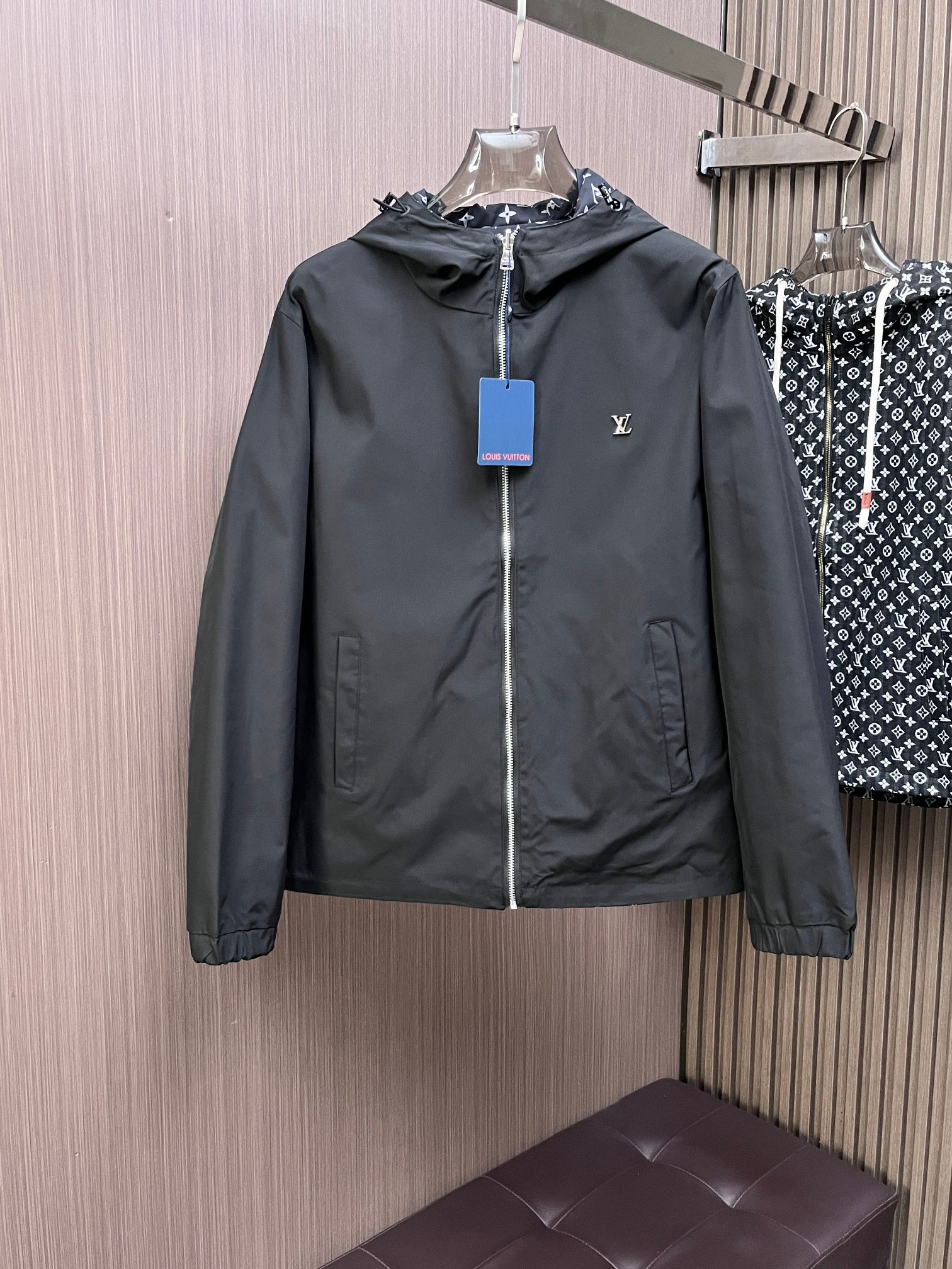 NO:141944,The same model on the official website of LV, complete three standards, and is released in advance. 2025ss Spring New Men's Double-sided Jacket Jacket, double-sided original single three-standard high-end version. Customized counter fabrics, breathable and comfortable, impeccable details, brand elements design concept, reflect high quality. The feel is delicate and soft, presents casual cut, and the upper body style is superb. The number of sizes M~3XL, the maximum wear is 195 catties, louis vuitton, jackets & coats, jackets & coats, alexander wang19860909LV 官网同款,三标齐全,提前发售 2025ss开春新款男士双面夹克外套,双面穿原单三标齐全高端版本 专柜定制面料 透气舒适度高,细节无可挑剔,品牌元素设计理念,体现高品质.手感细腻柔软 呈现休闲裁剪,上身版型超赞 码数M～3XL,最大穿195斤,,louis vuitton,jackets & coats,jackets & coats,alexander wang,Men's clothing